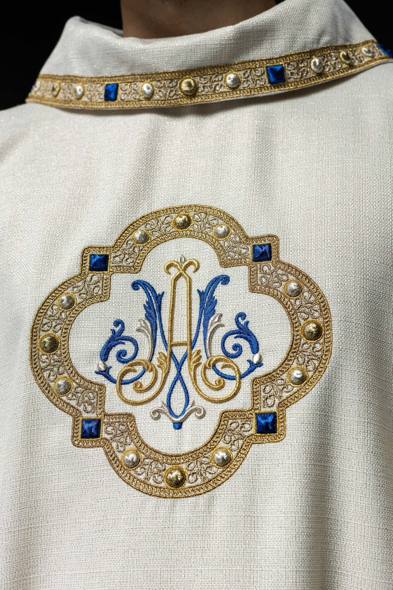 Ornat liturgiczny z haftowanym herbem Maryjnym