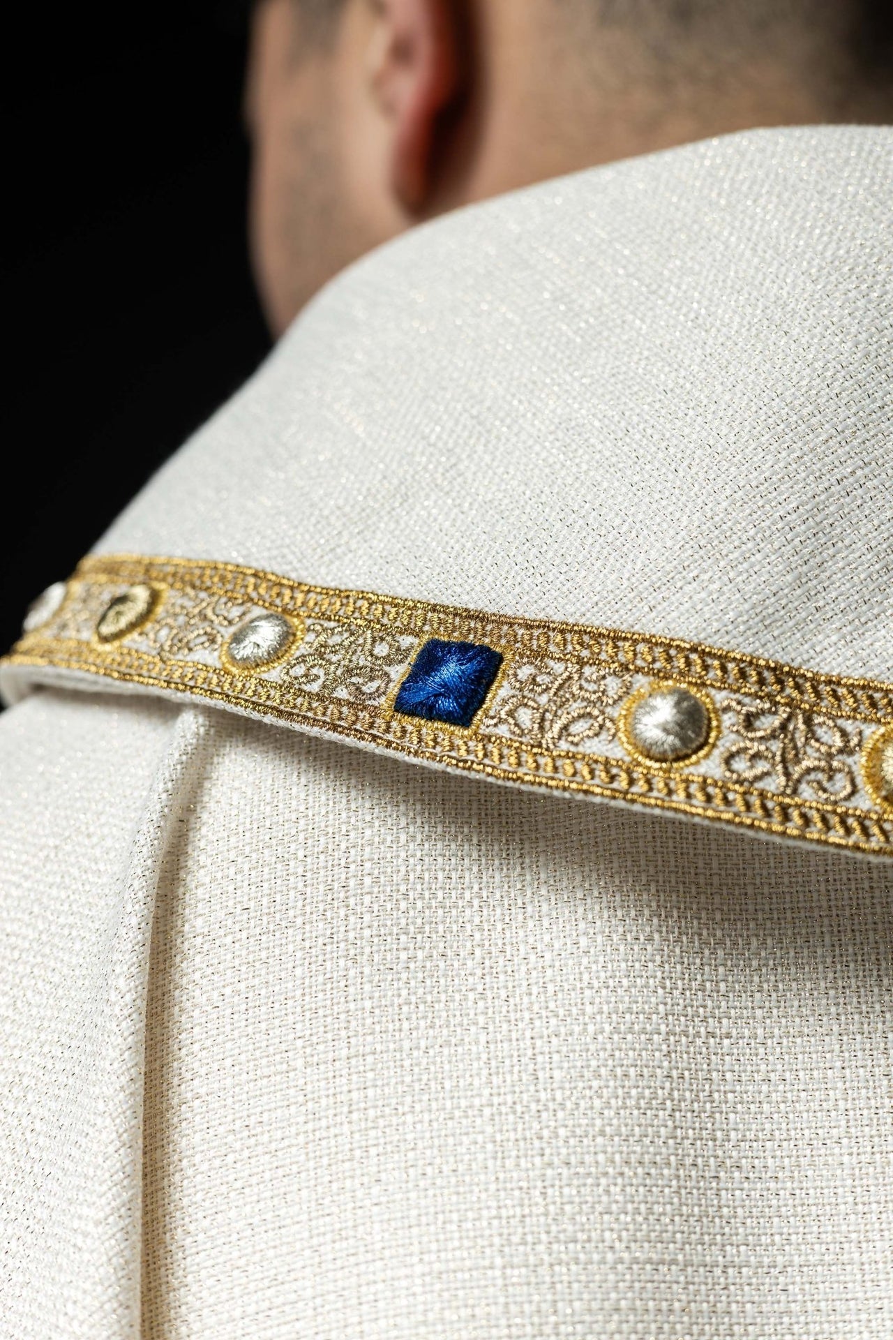 Ornat liturgiczny z haftowanym herbem Maryjnym