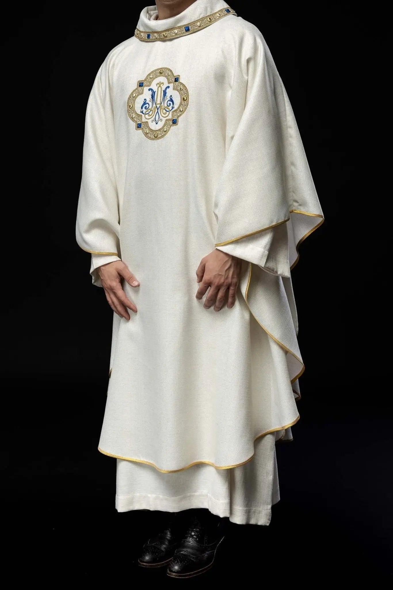 Casulla litúrgica con emblema mariano bordado – Honrando a la Reina del Cielo