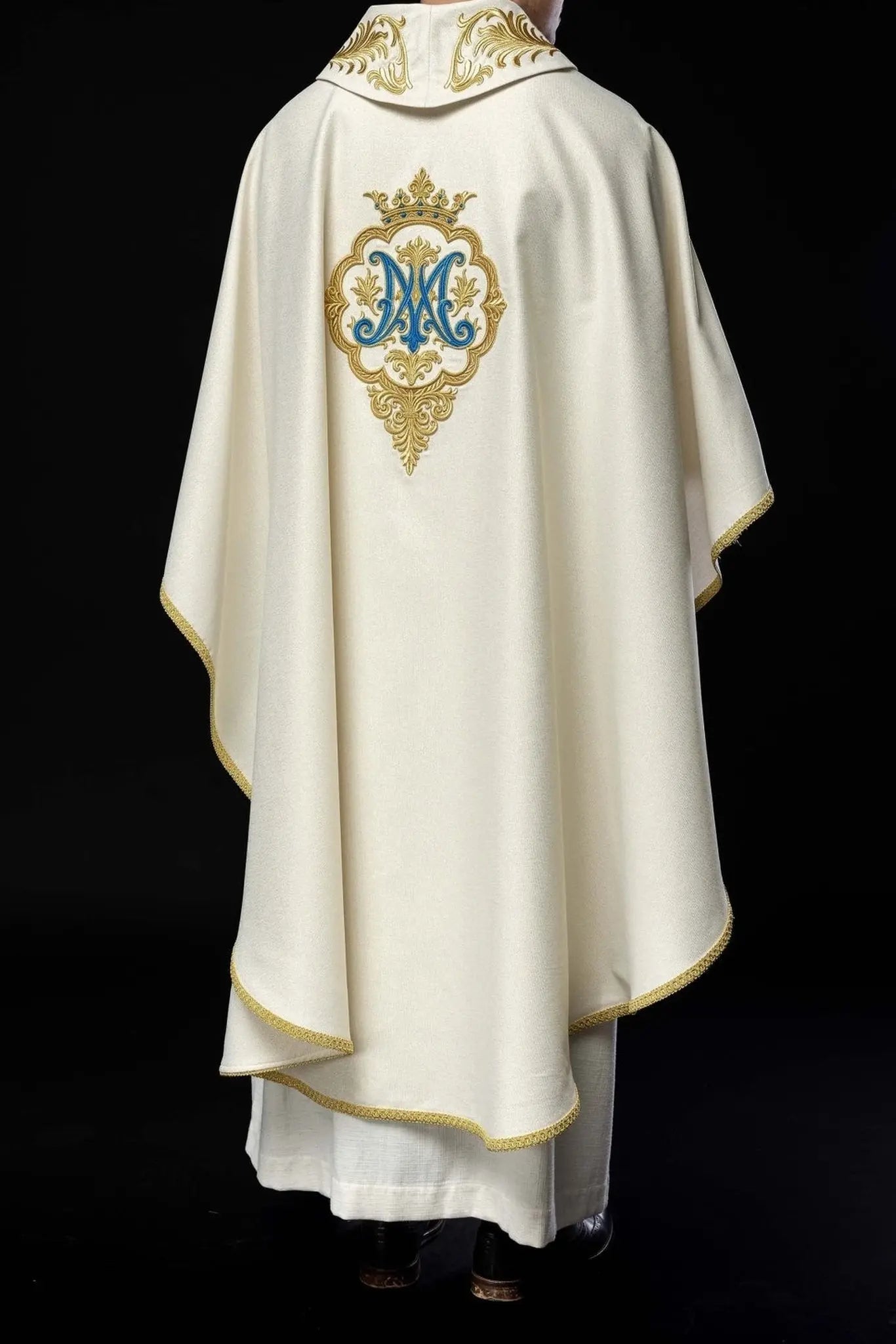 Casulla litúrgica con escudo mariano bordado y corona