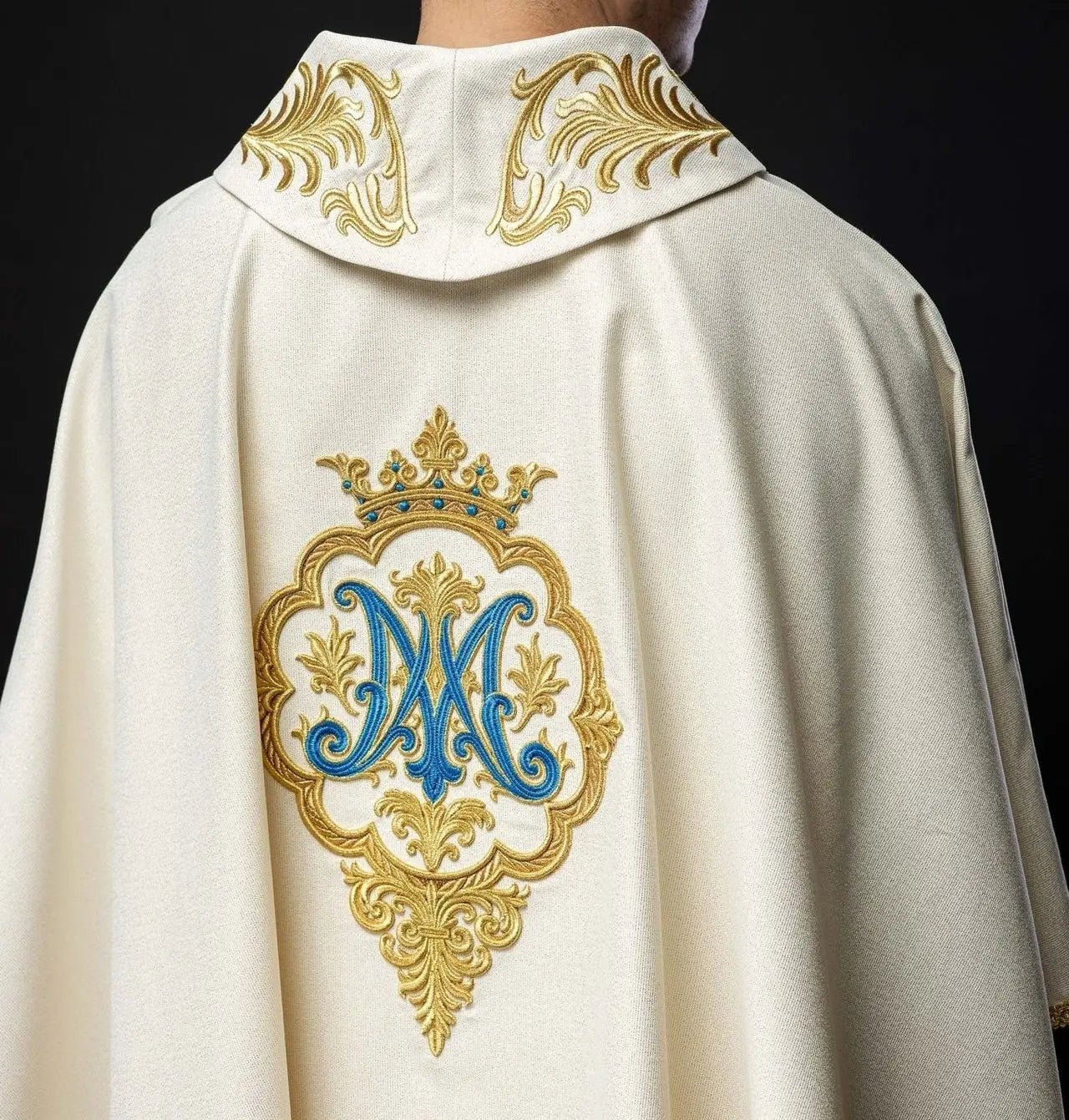 Casulla litúrgica con escudo mariano bordado y corona