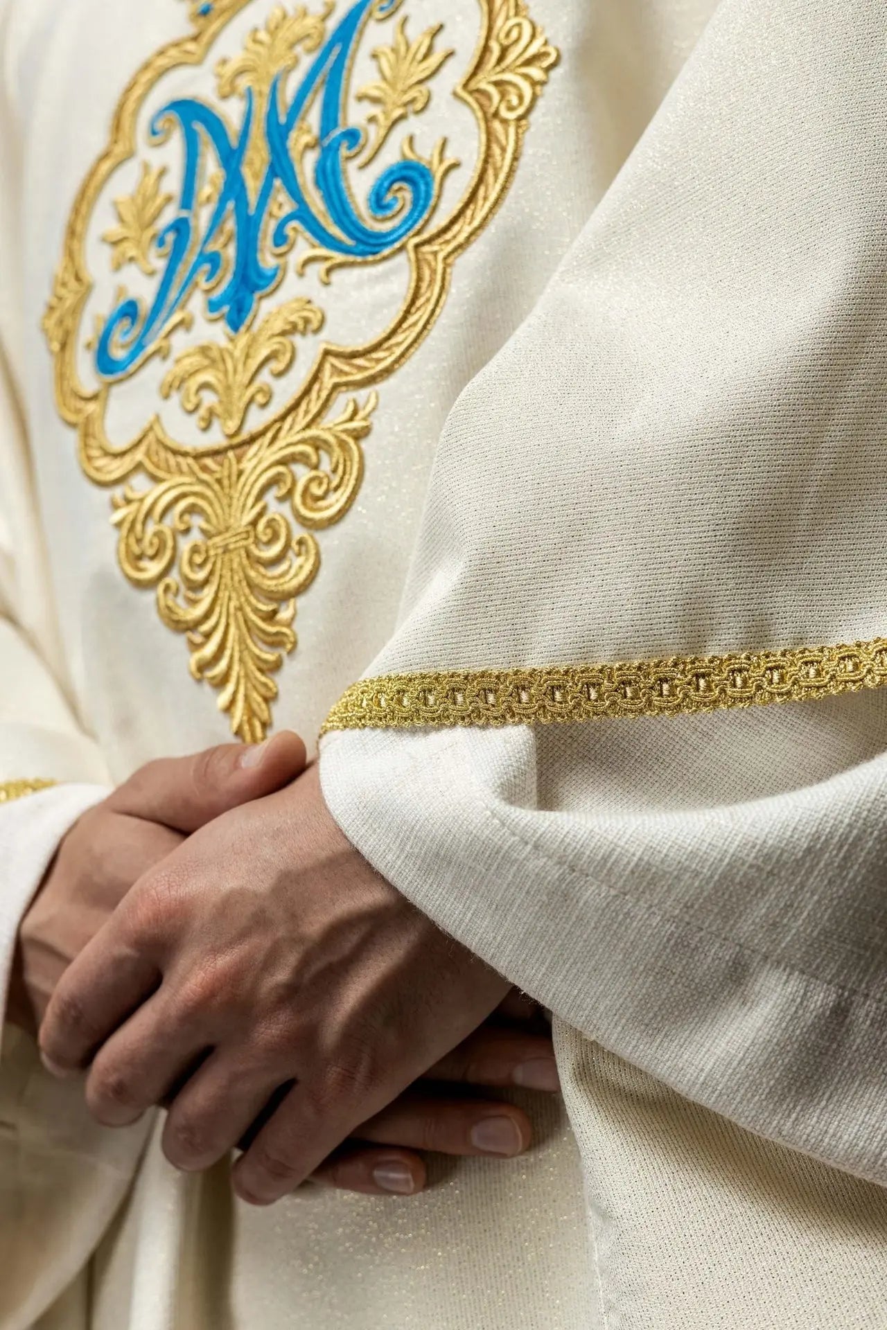 Casulla litúrgica con escudo mariano bordado y corona