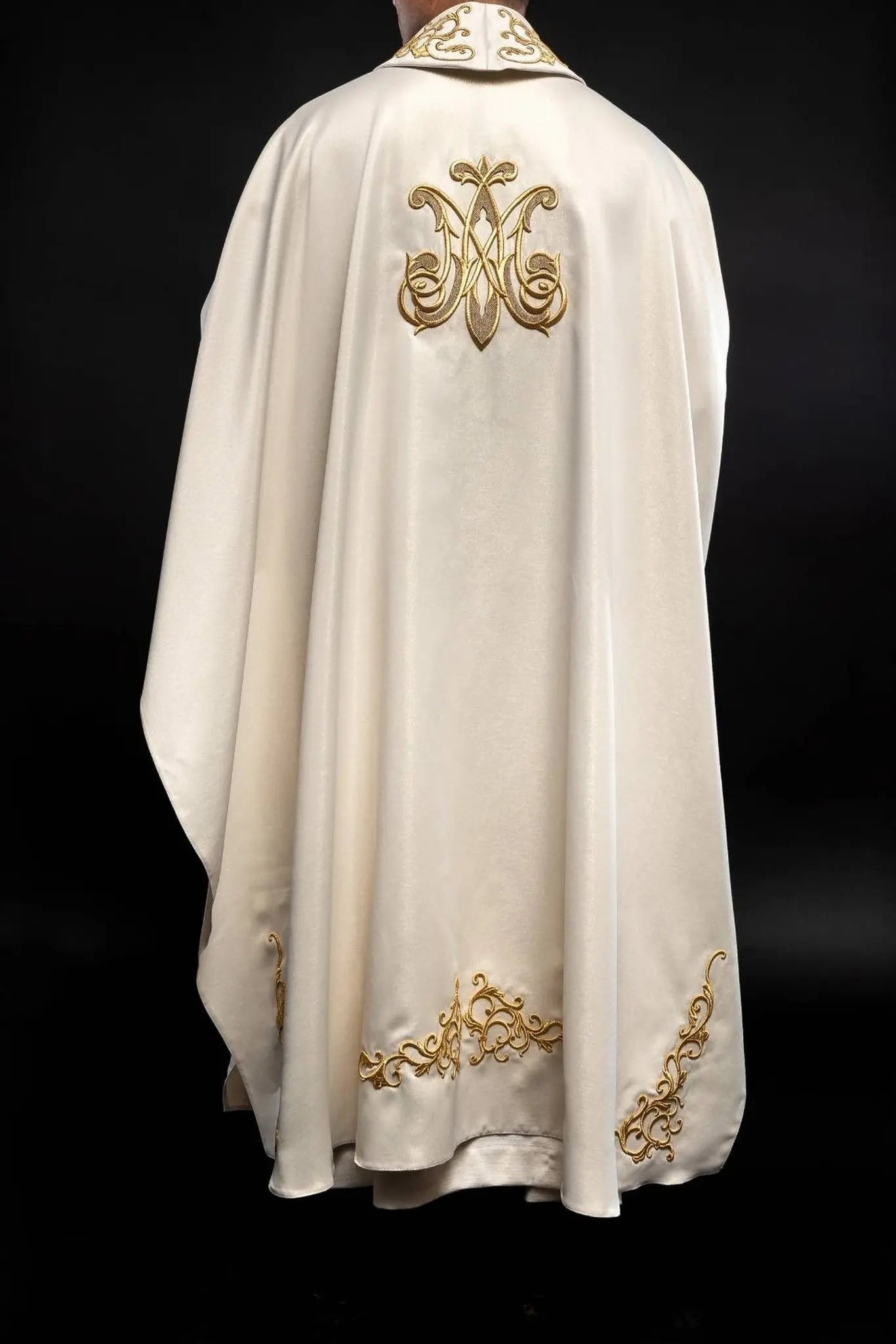 Casulla litúrgica con la imagen de Nuestra Señora de los Abrazos