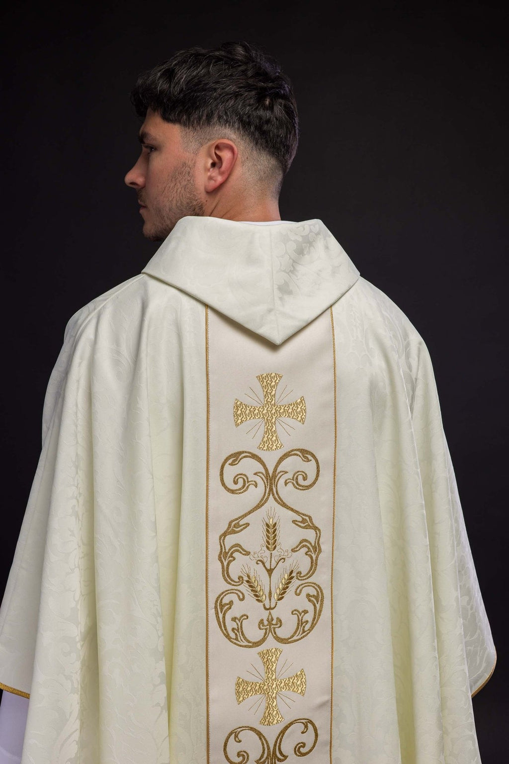 Ornat liturgiczny z zdobionym pasem