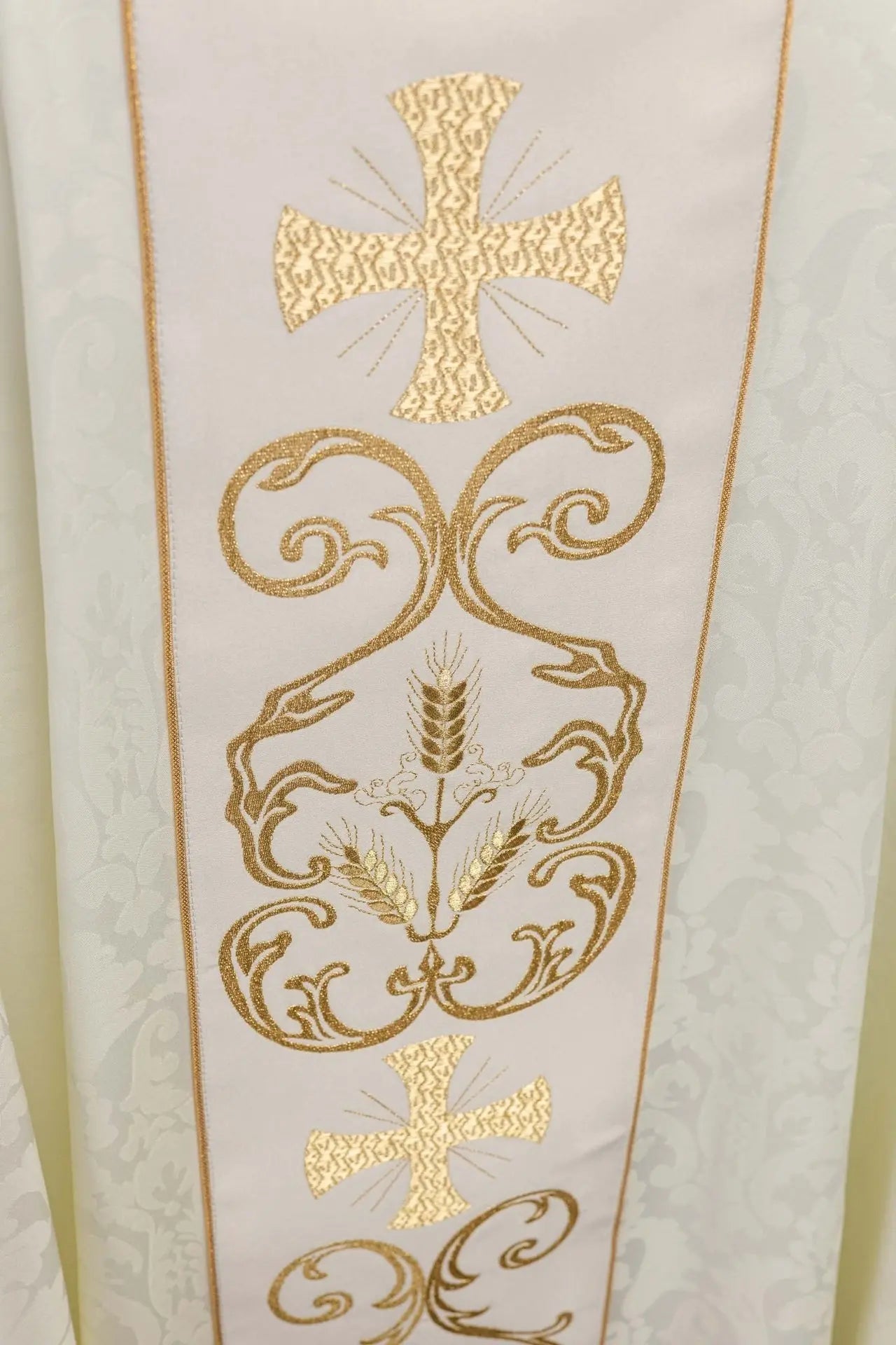 Casulla litúrgica con cinturón decorado