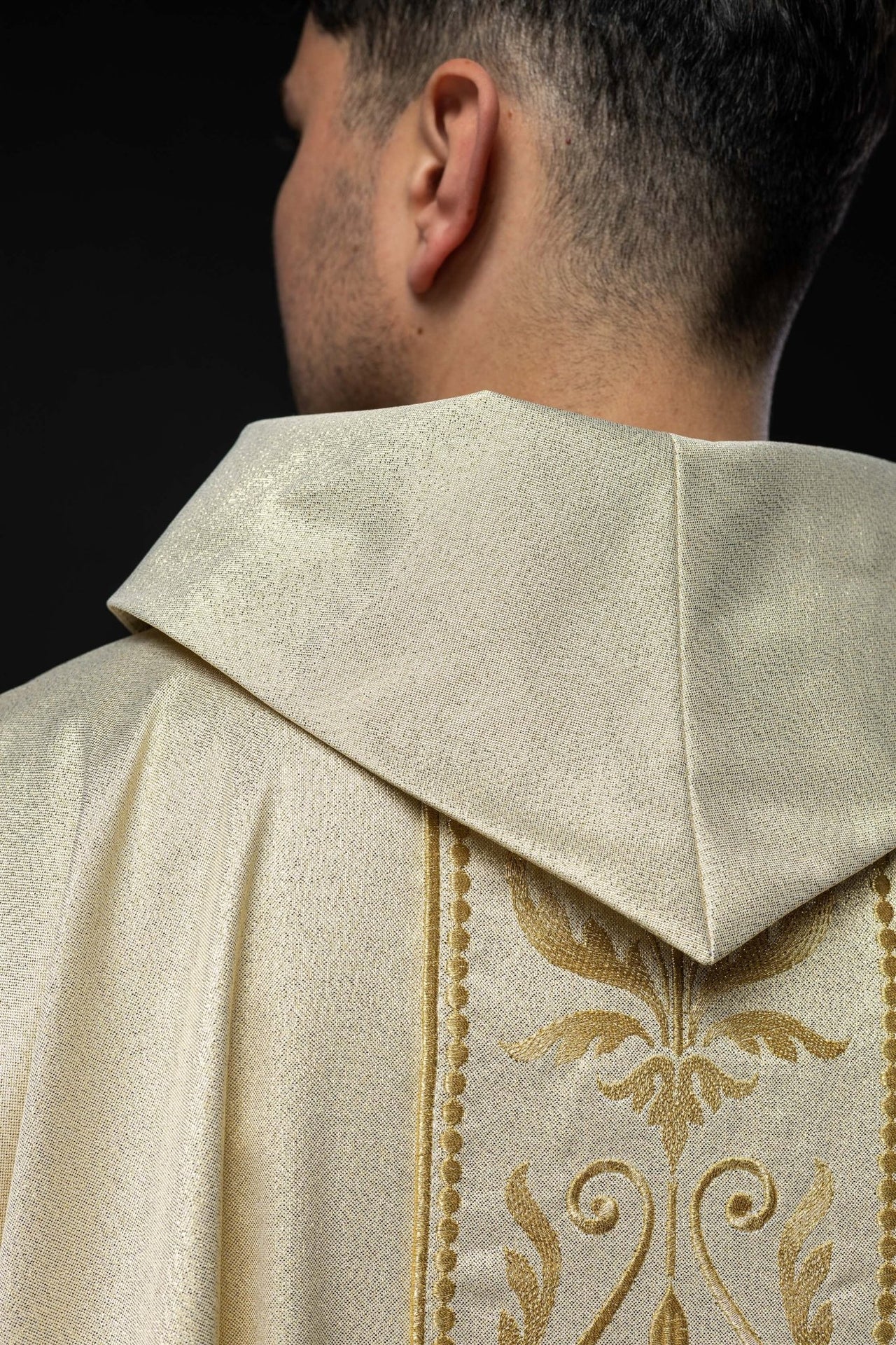 Ornat liturgiczny z zdobionym złotym pasem haftowanym