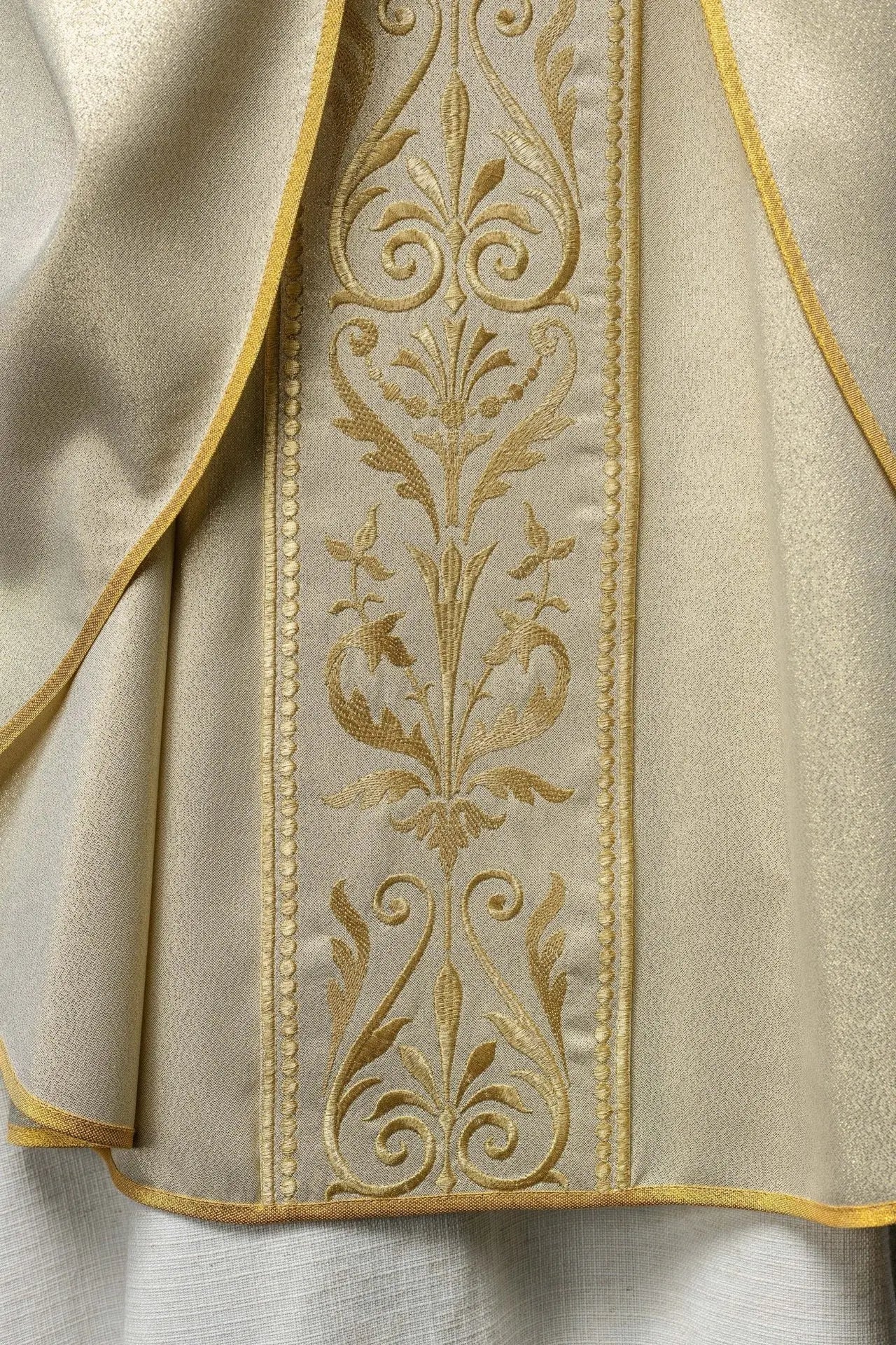 Casulla litúrgica con cinturón bordado en oro ornamentado