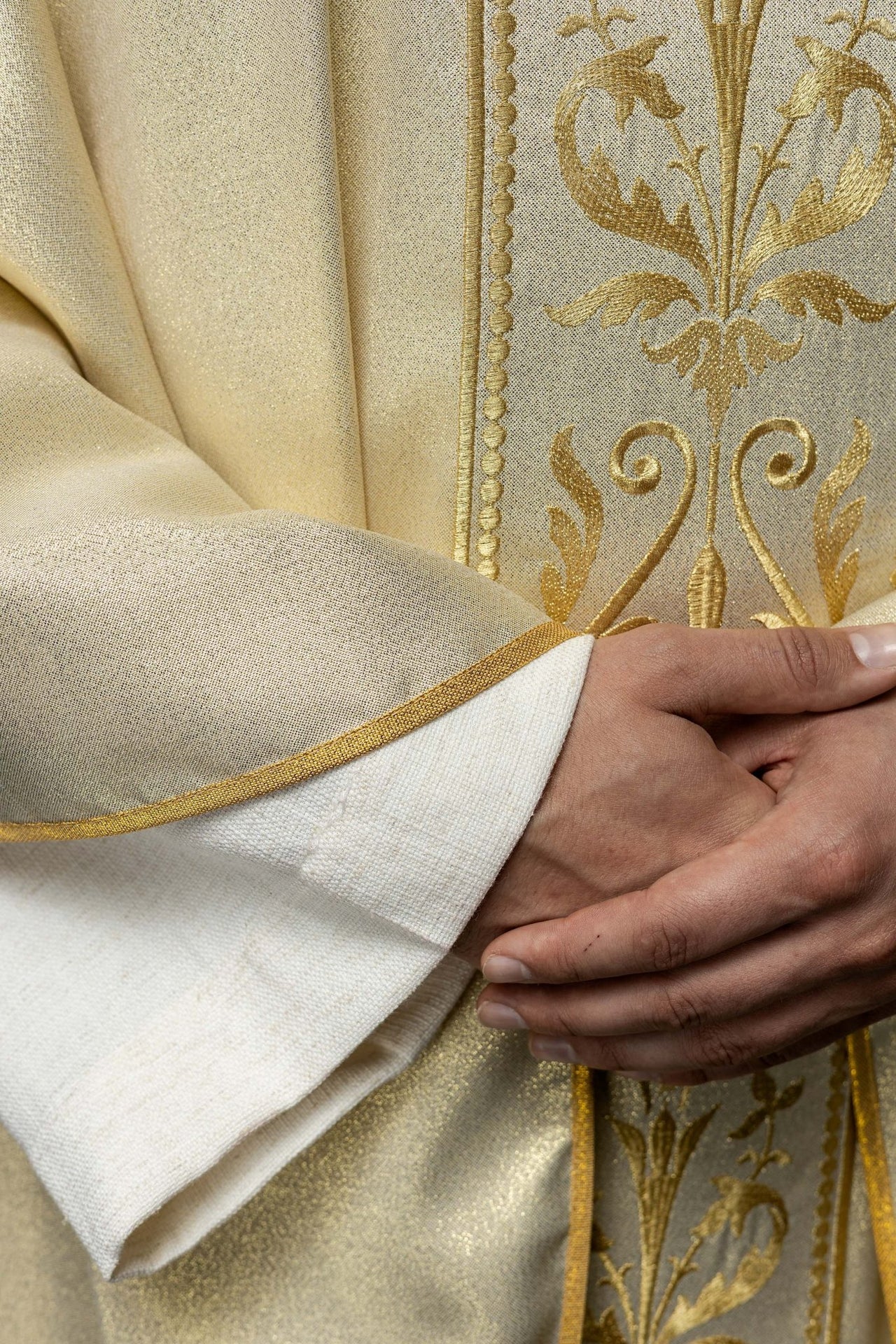 Ornat liturgiczny z zdobionym złotym pasem haftowanym