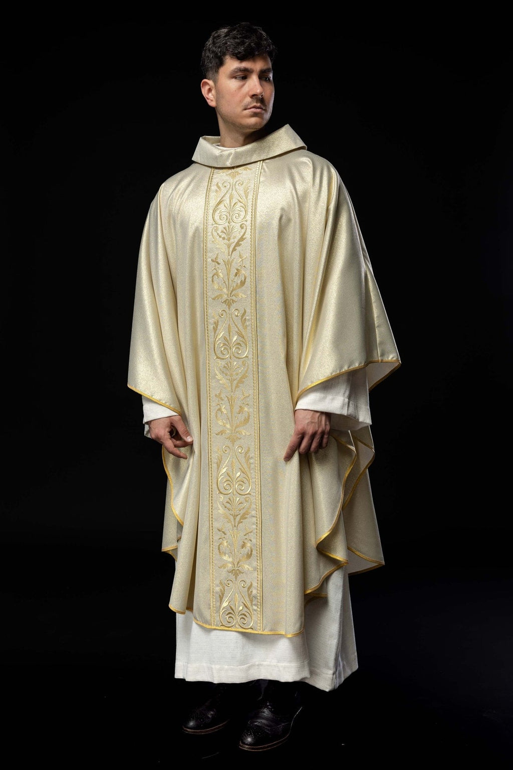 Ornat liturgiczny z zdobionym złotym pasem haftowanym