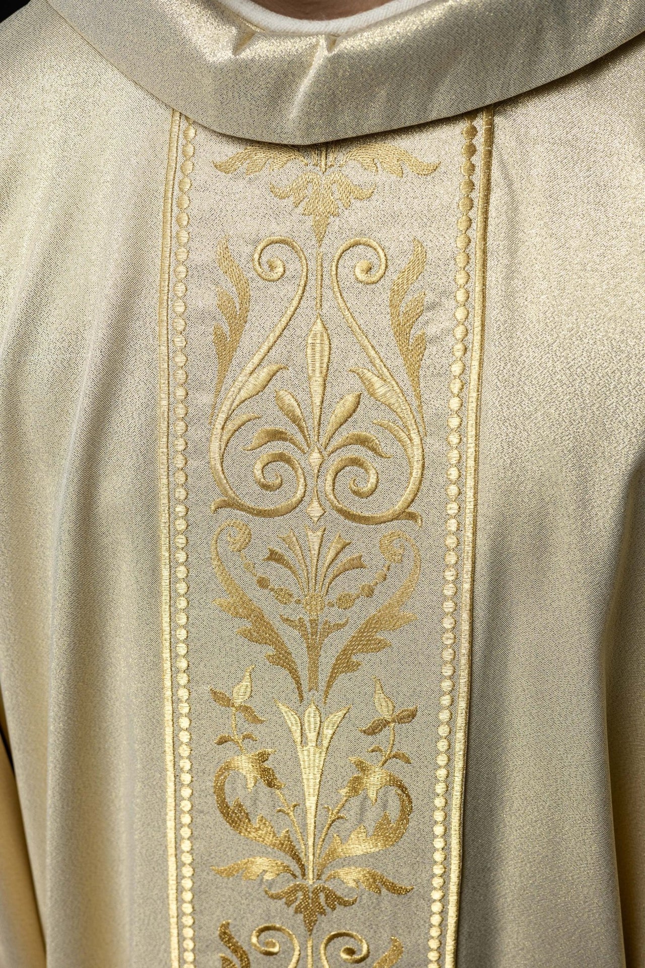 Ornat liturgiczny z zdobionym złotym pasem haftowanym