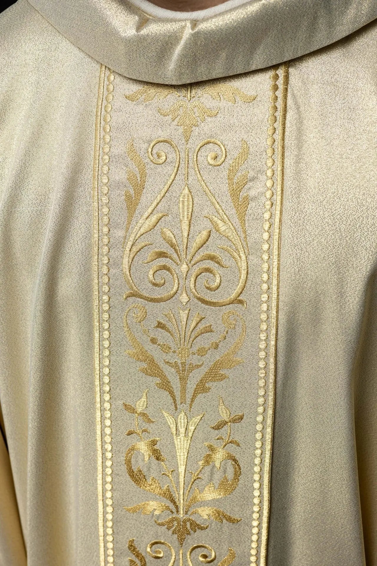 Casulla litúrgica con cinturón bordado en oro ornamentado