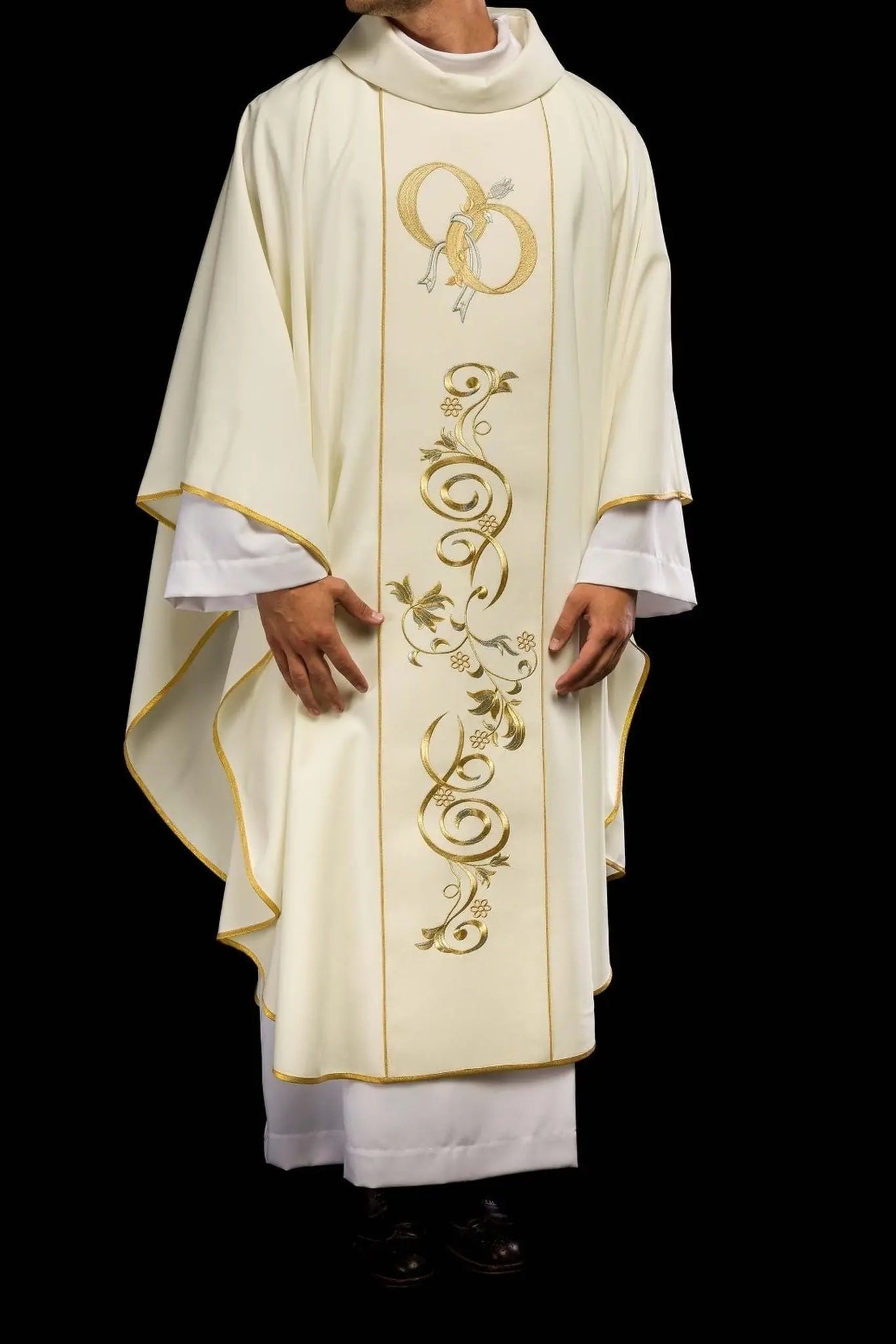 Casulla de boda con anillos de boda en ecru
