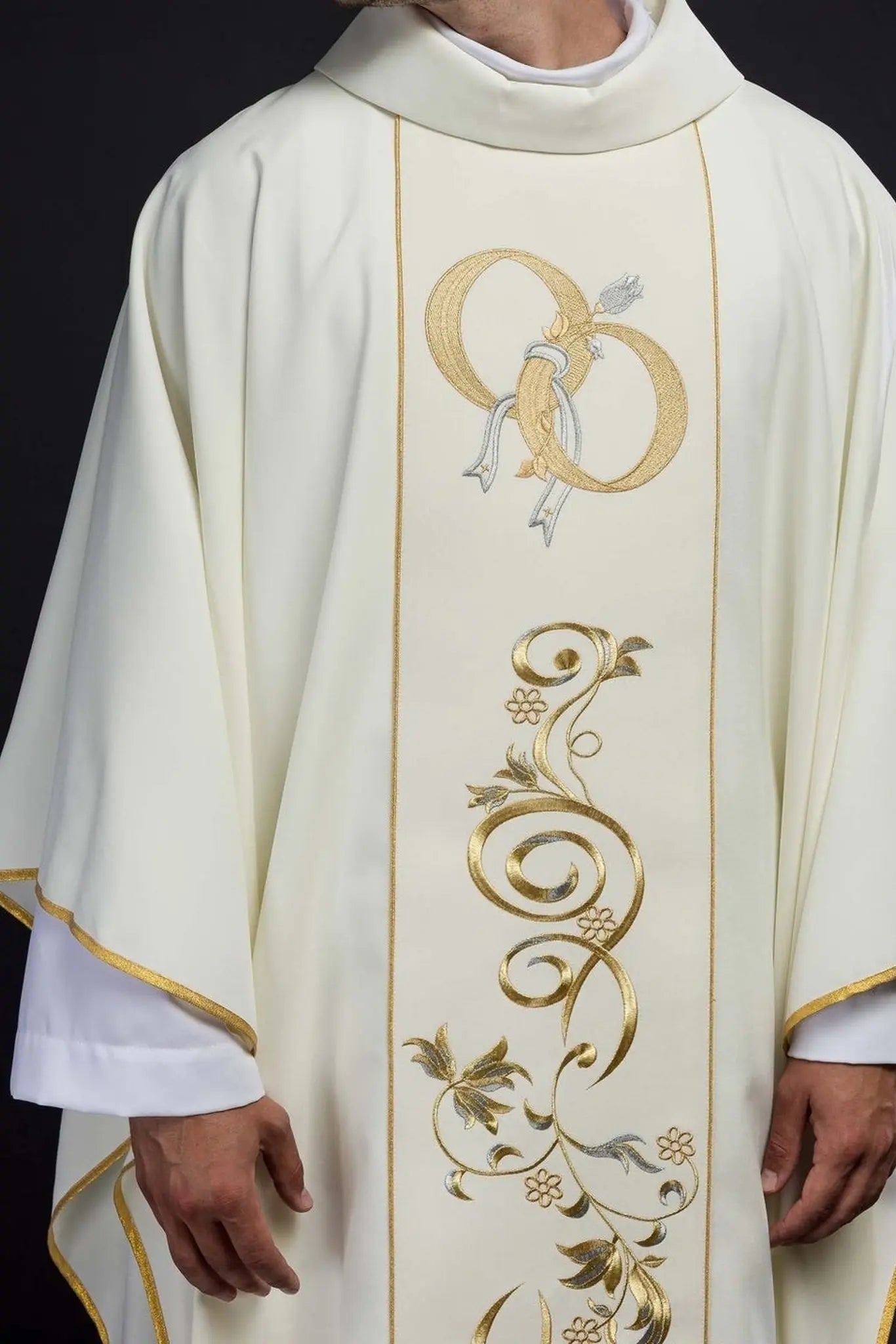 Casulla de boda con anillos de boda en ecru