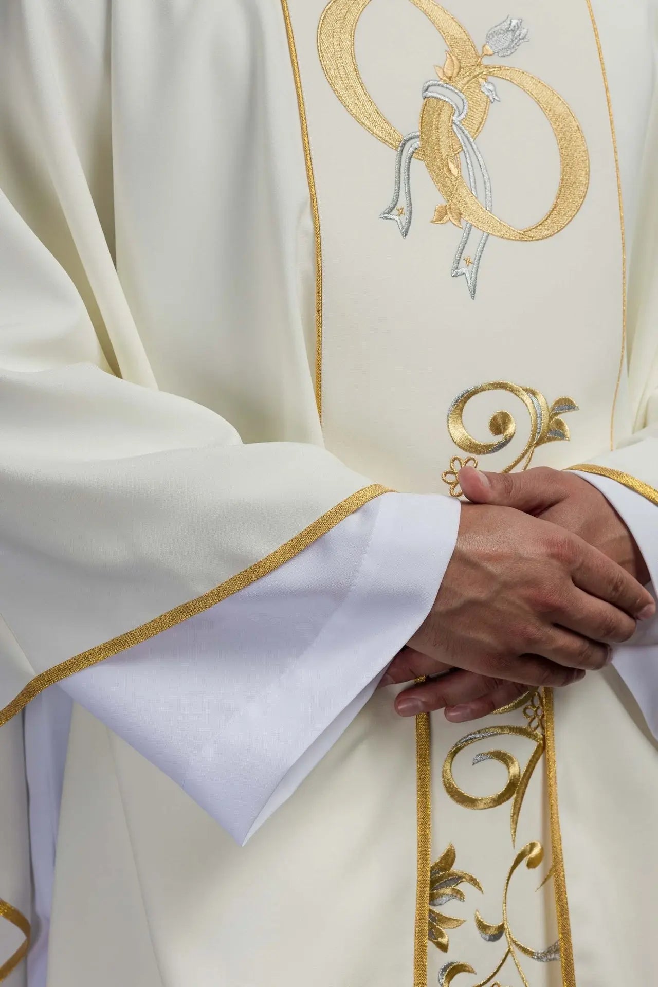 Casulla de boda con anillos de boda en ecru