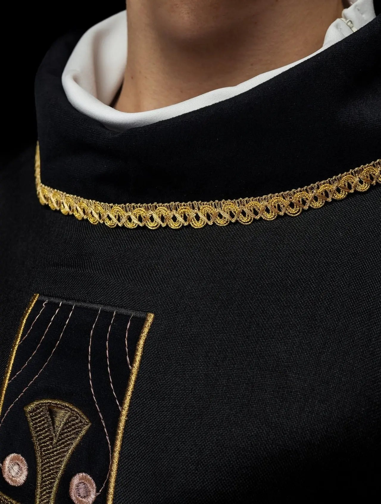 Casulla con cruces doradas bordadas y ribete en el cuello en negro