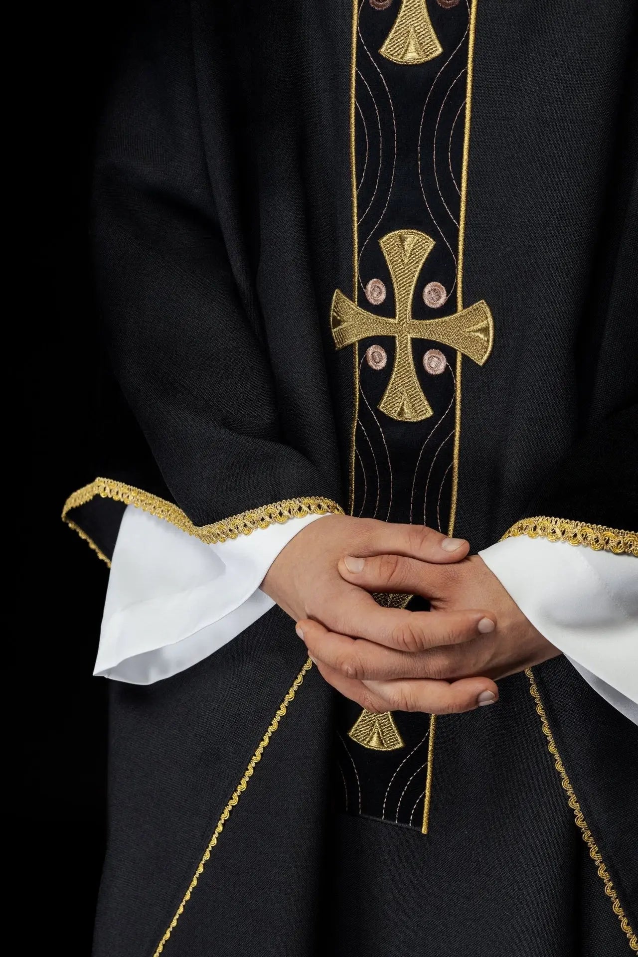 Casulla con cruces doradas bordadas y ribete en el cuello en negro