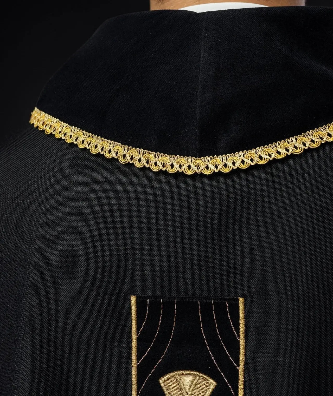 Casulla con cruces doradas bordadas y ribete en el cuello en negro