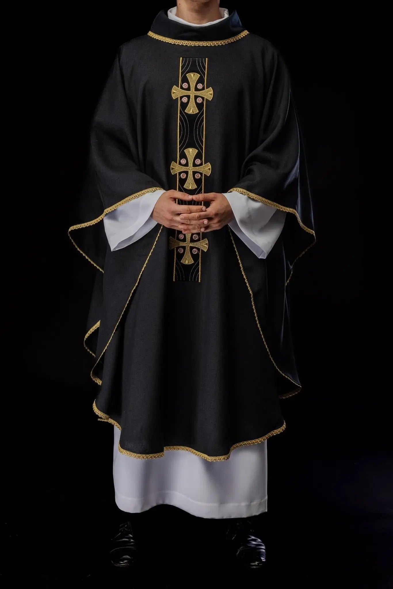 Casulla con cruces doradas bordadas y ribete en el cuello en negro