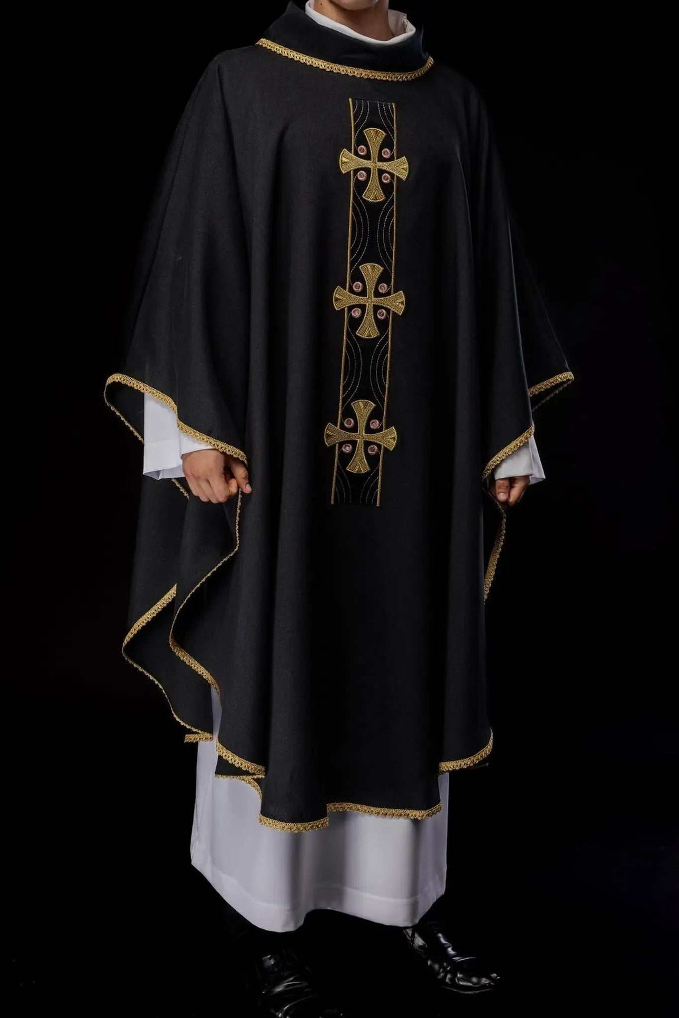 Casulla con cruces doradas bordadas y ribete en el cuello en negro