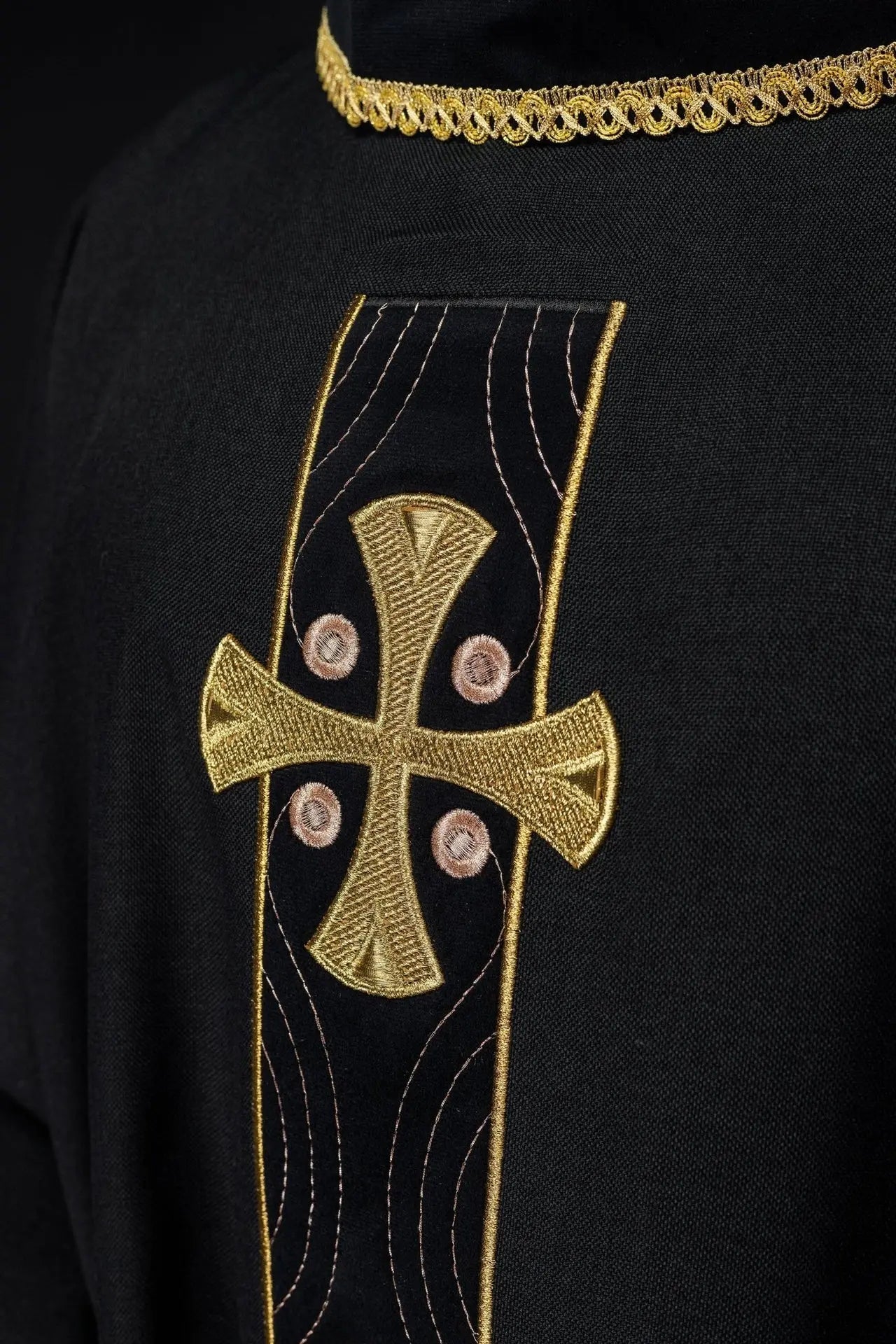 Casulla con cruces doradas bordadas y ribete en el cuello en negro