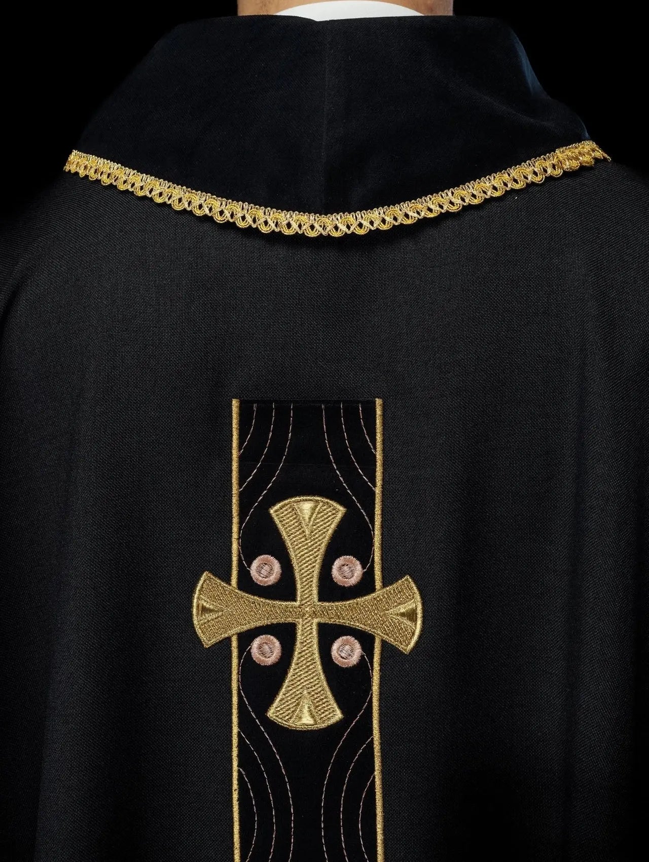Casulla con cruces doradas bordadas y ribete en el cuello en negro