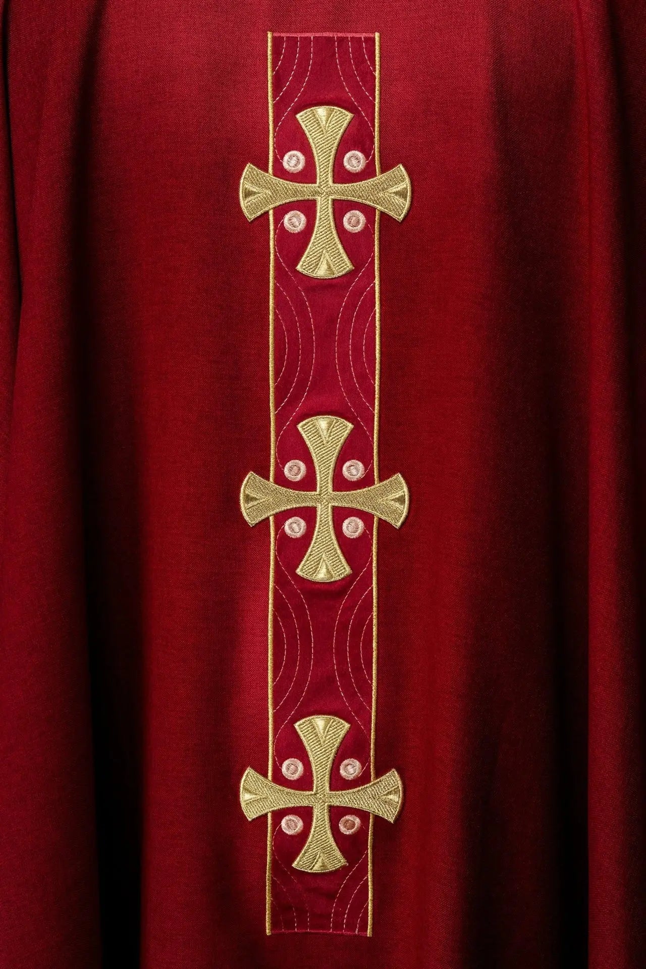 Casulla con cruces doradas bordadas y ribete en el cuello en rojo