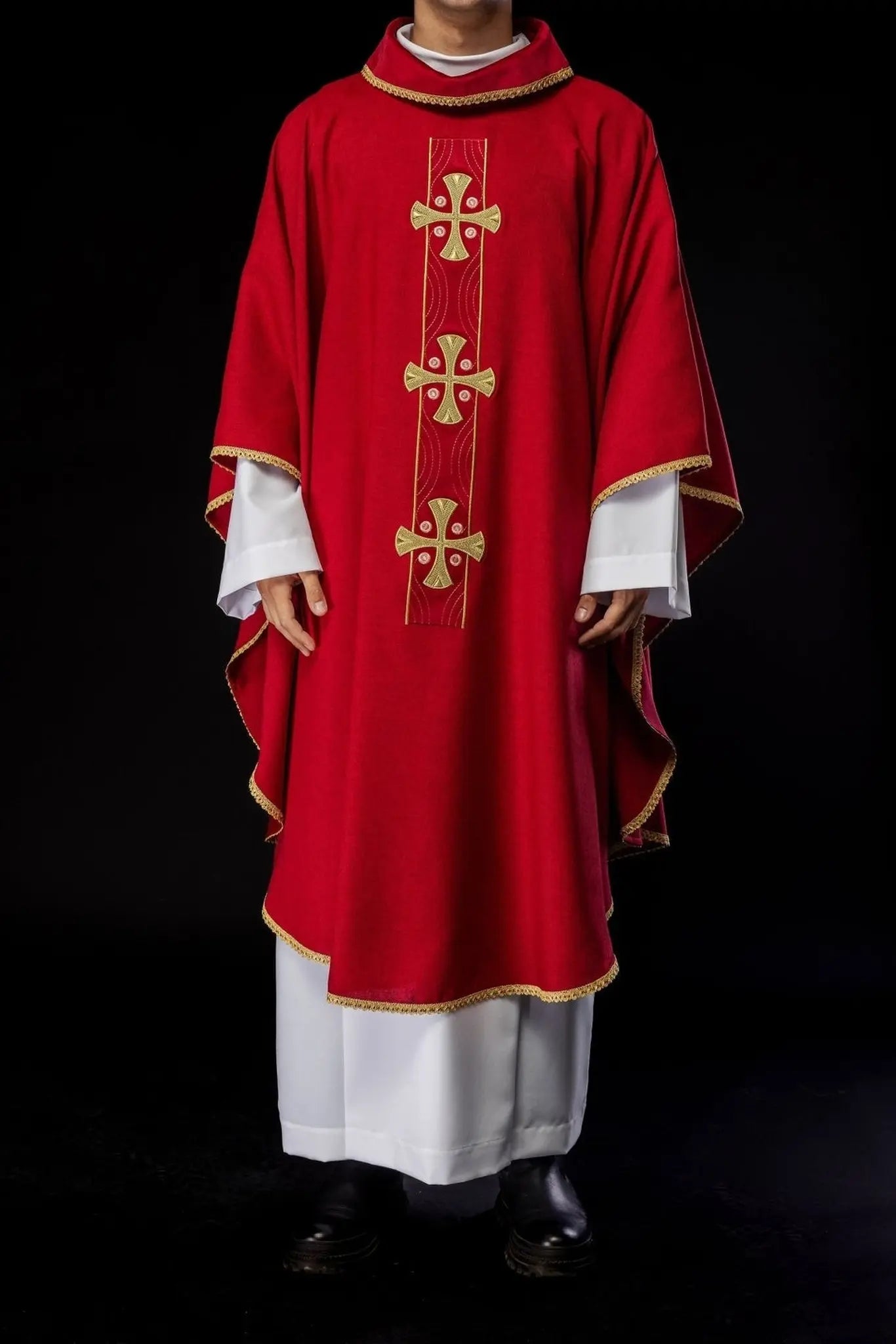 Casulla con cruces doradas bordadas y ribete en el cuello en rojo