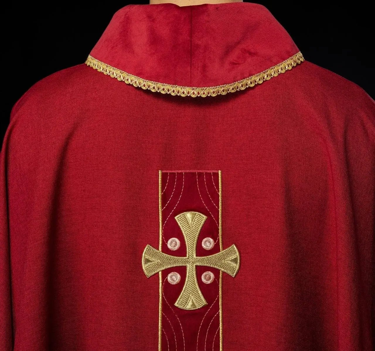 Casulla con cruces doradas bordadas y ribete en el cuello en rojo