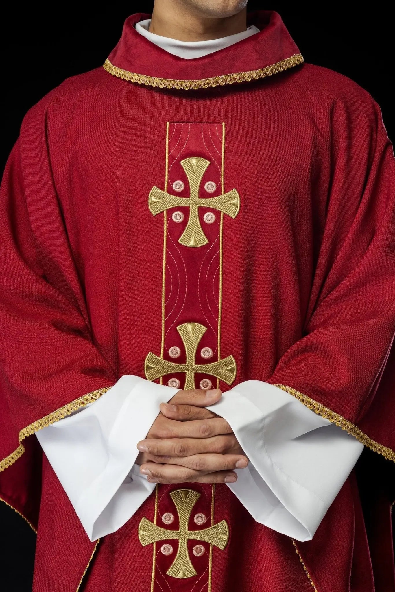 Casulla con cruces doradas bordadas y ribete en el cuello en rojo