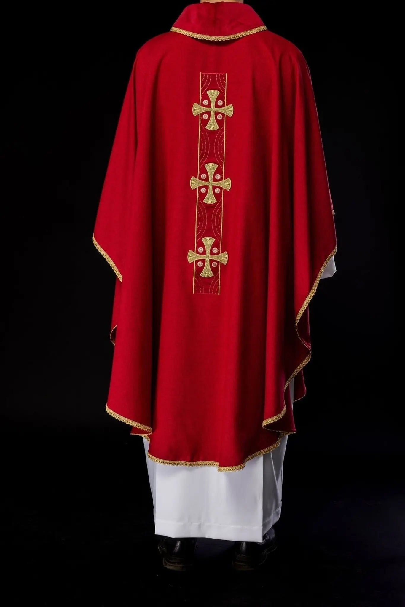 Casulla con cruces doradas bordadas y ribete en el cuello en rojo