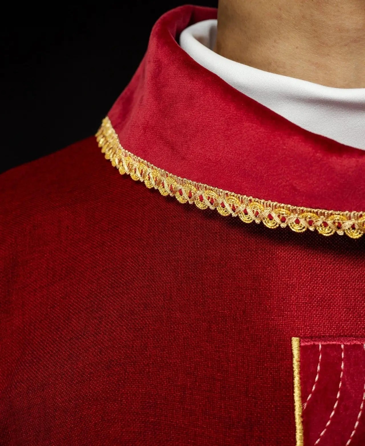 Casulla con cruces doradas bordadas y ribete en el cuello en rojo
