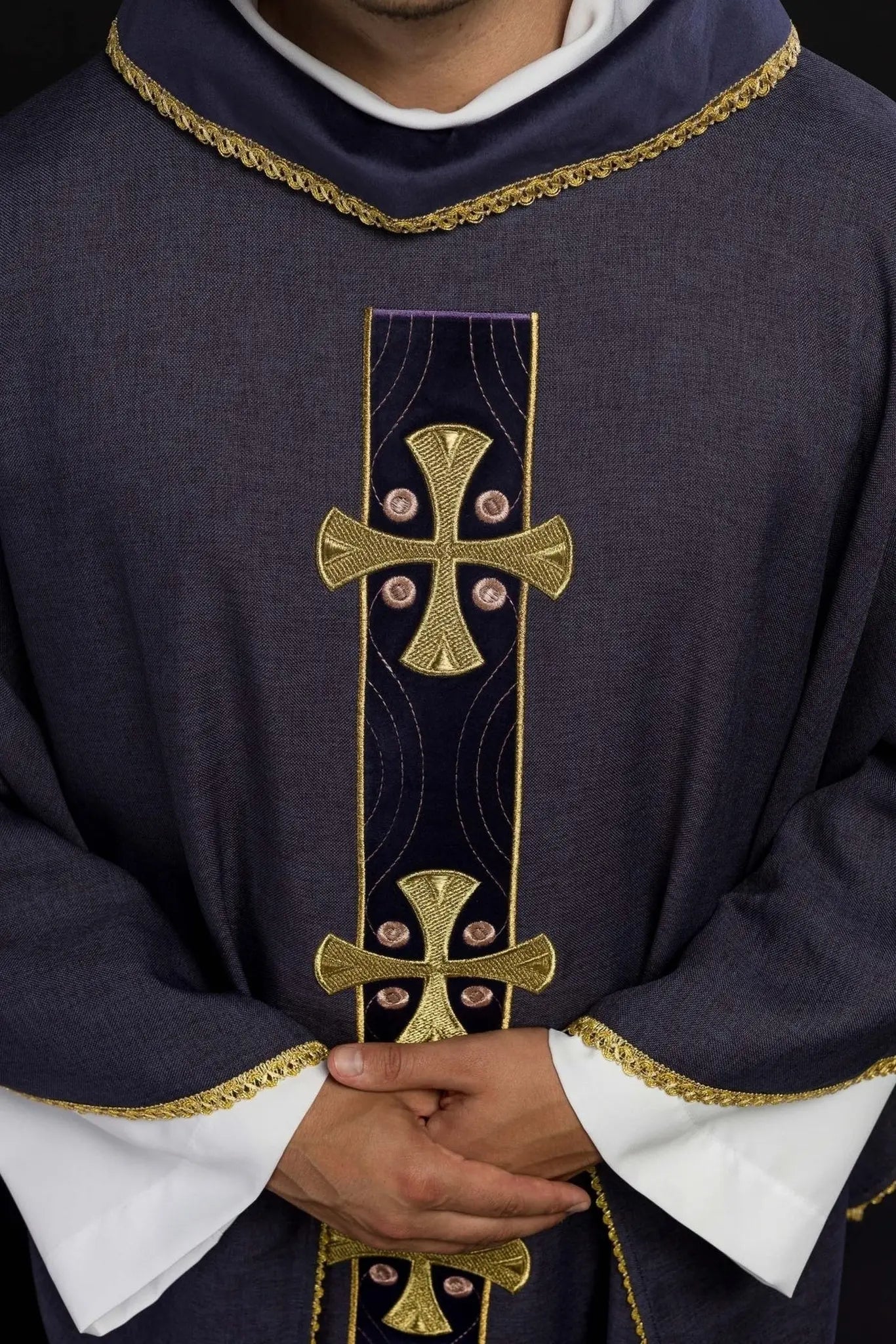 Casulla con cruces doradas bordadas y ribete en el cuello en púrpura