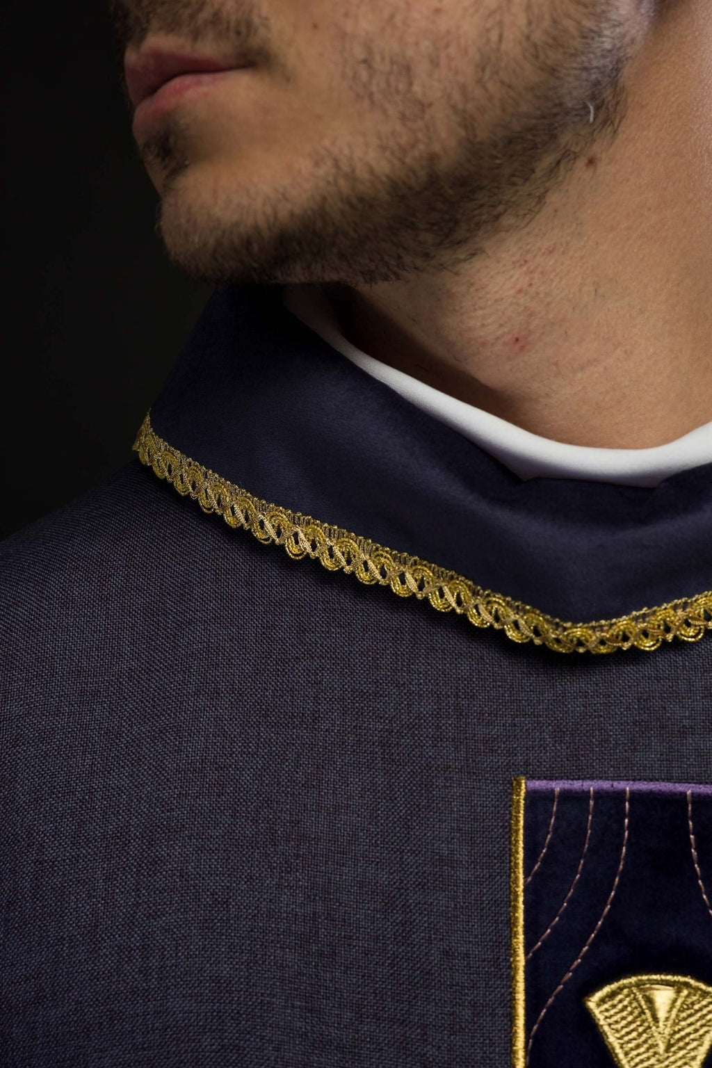 Ornat w haftowane złote krzyże i lamówkę na kołnierzu w kolorze fioletowym