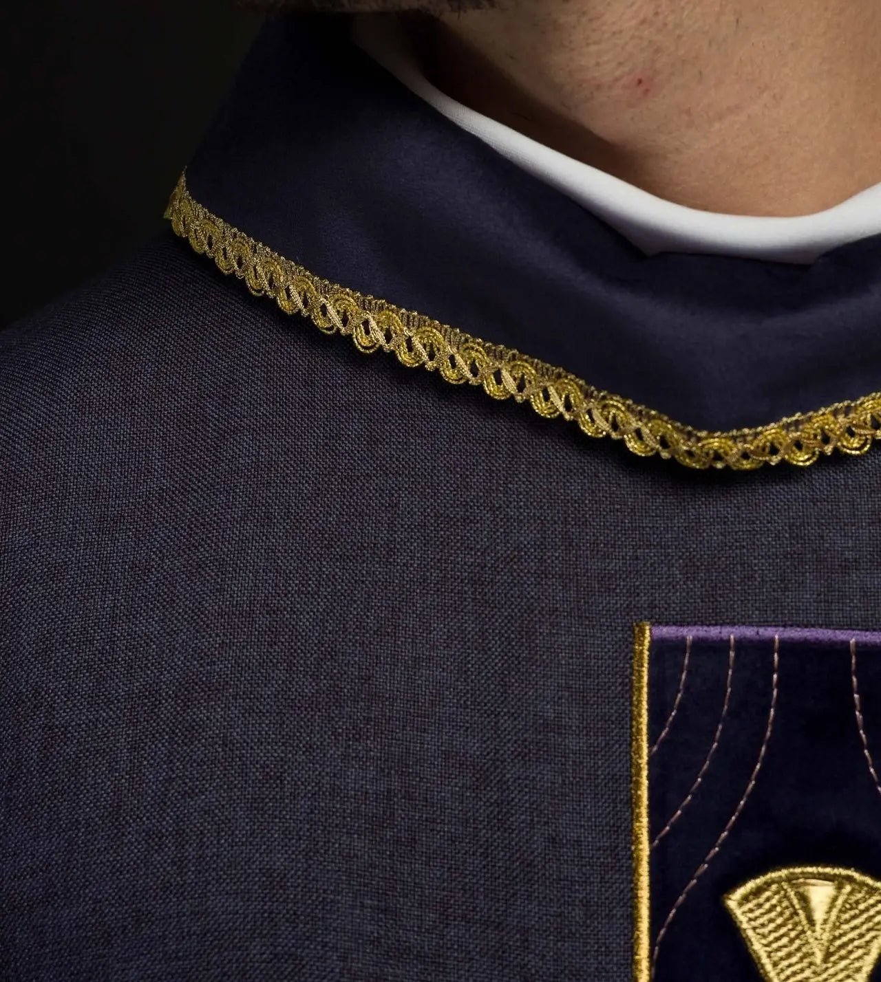 Casulla con cruces doradas bordadas y ribete en el cuello en púrpura