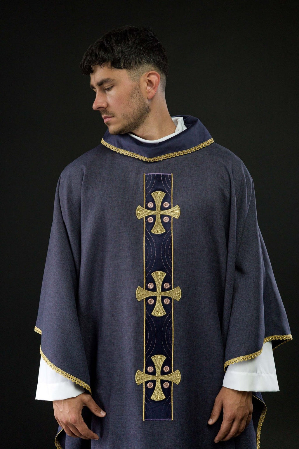 Ornat w haftowane złote krzyże i lamówkę na kołnierzu w kolorze fioletowym
