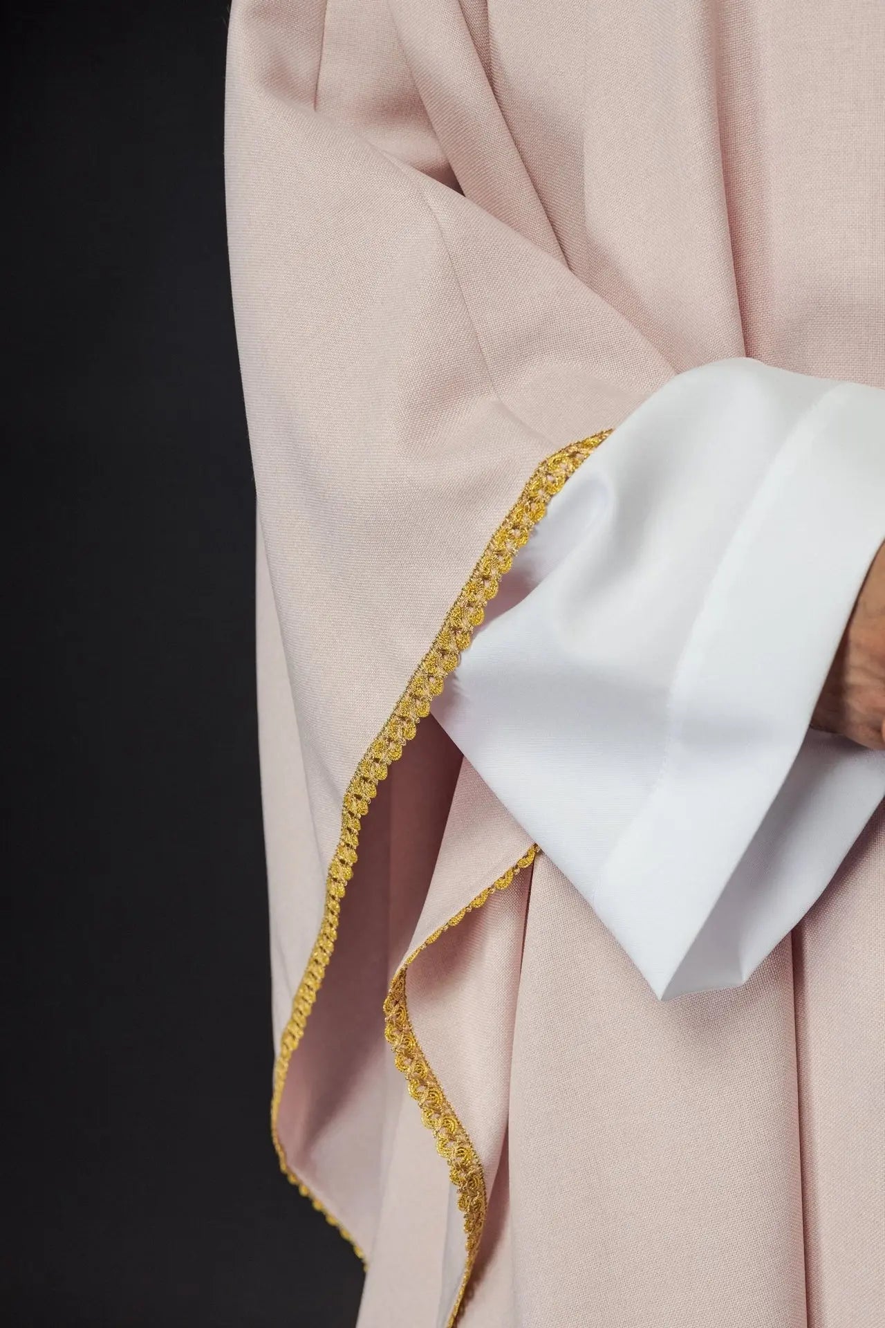 Chasuble in embroidered gold crosses and piping on collar in pink color