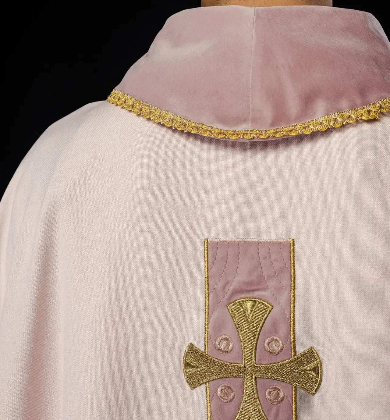 Chasuble in embroidered gold crosses and piping on collar in pink color