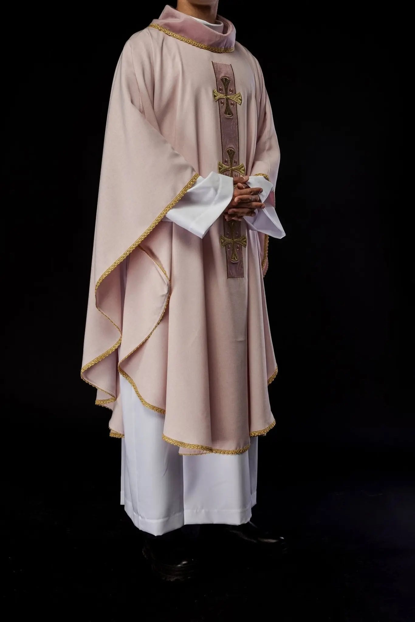 Chasuble in embroidered gold crosses and piping on collar in pink color