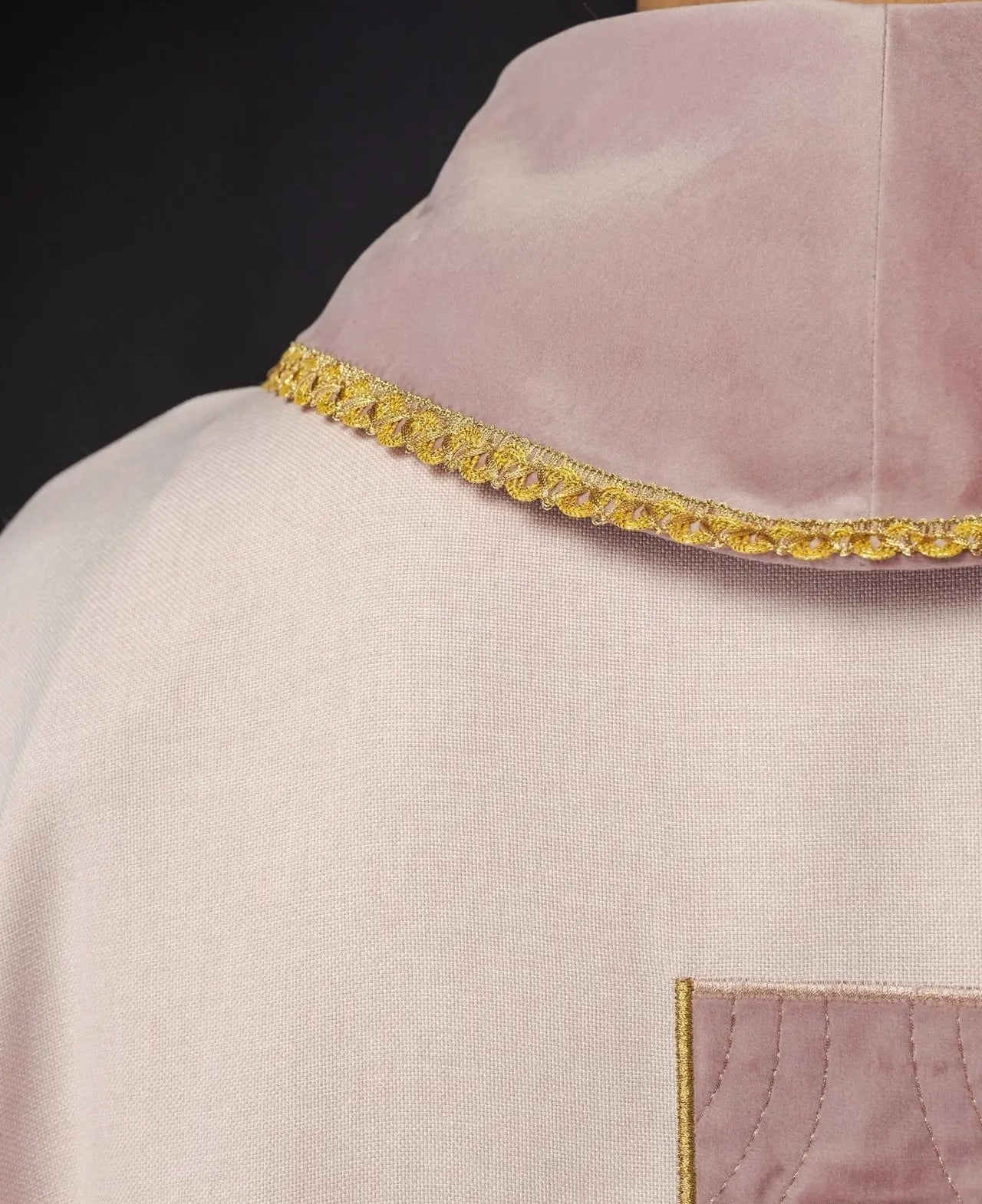 Chasuble in embroidered gold crosses and piping on collar in pink color
