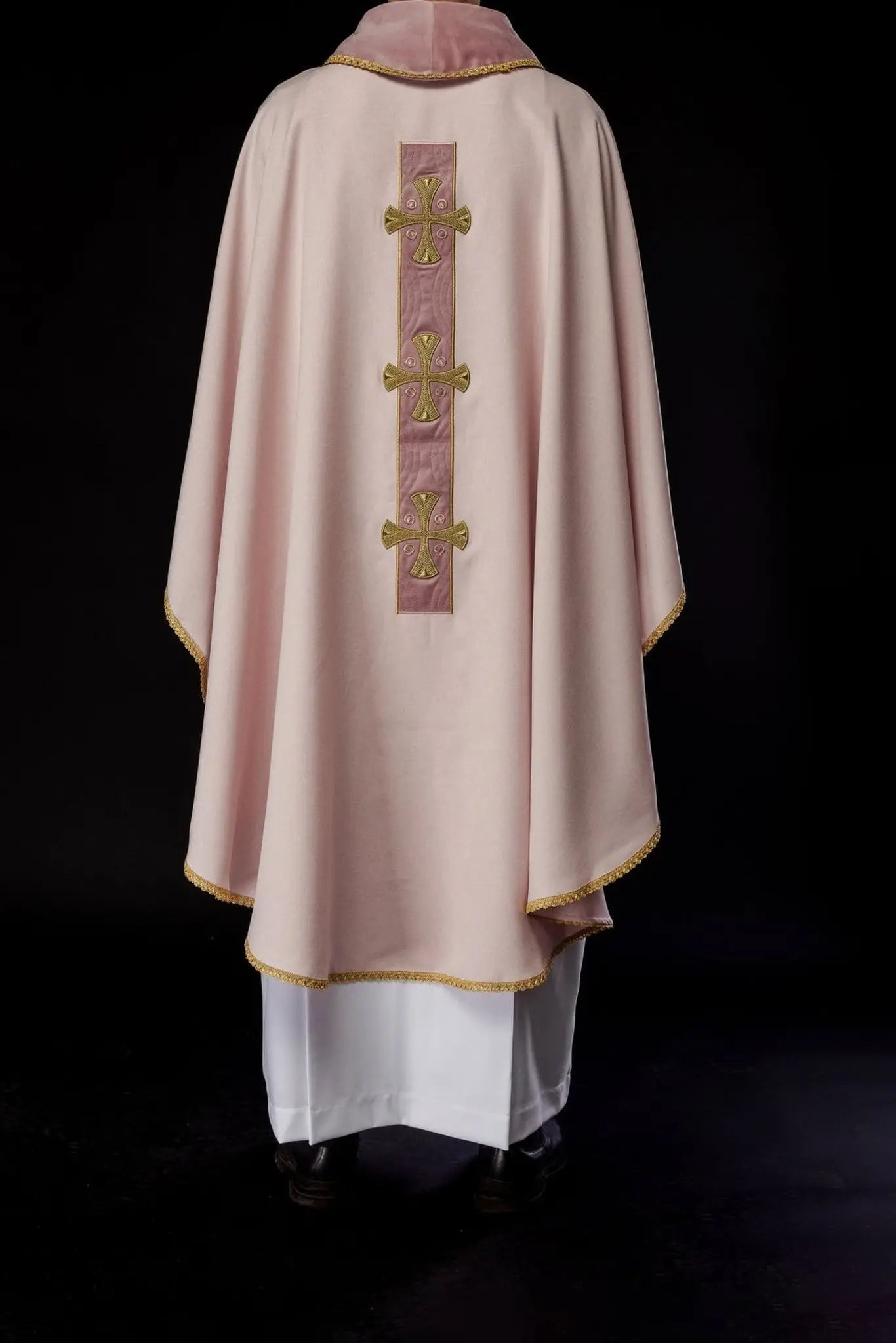 Chasuble in embroidered gold crosses and piping on collar in pink color