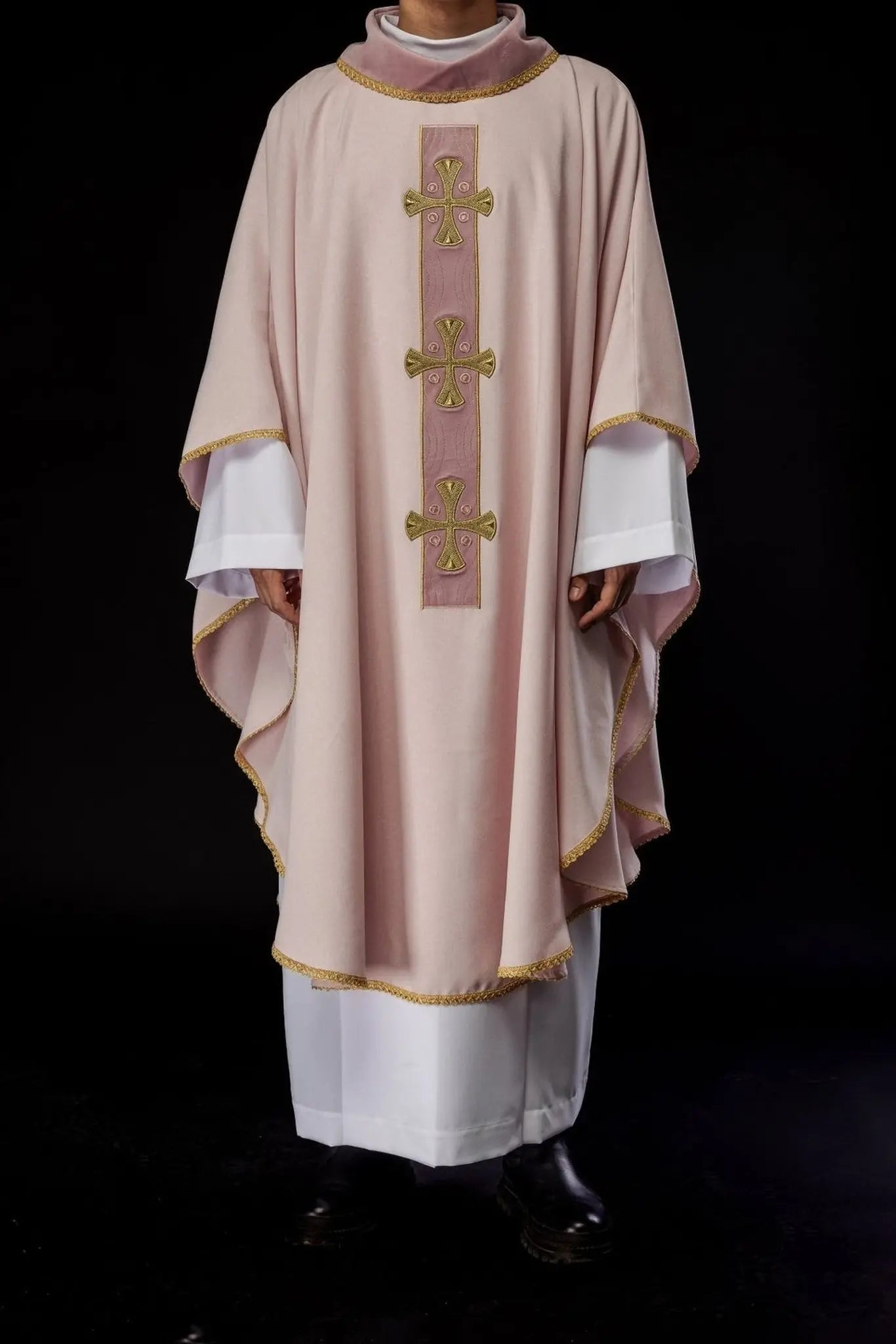 Casulla con cruces doradas bordadas y ribete en el cuello de color rosa