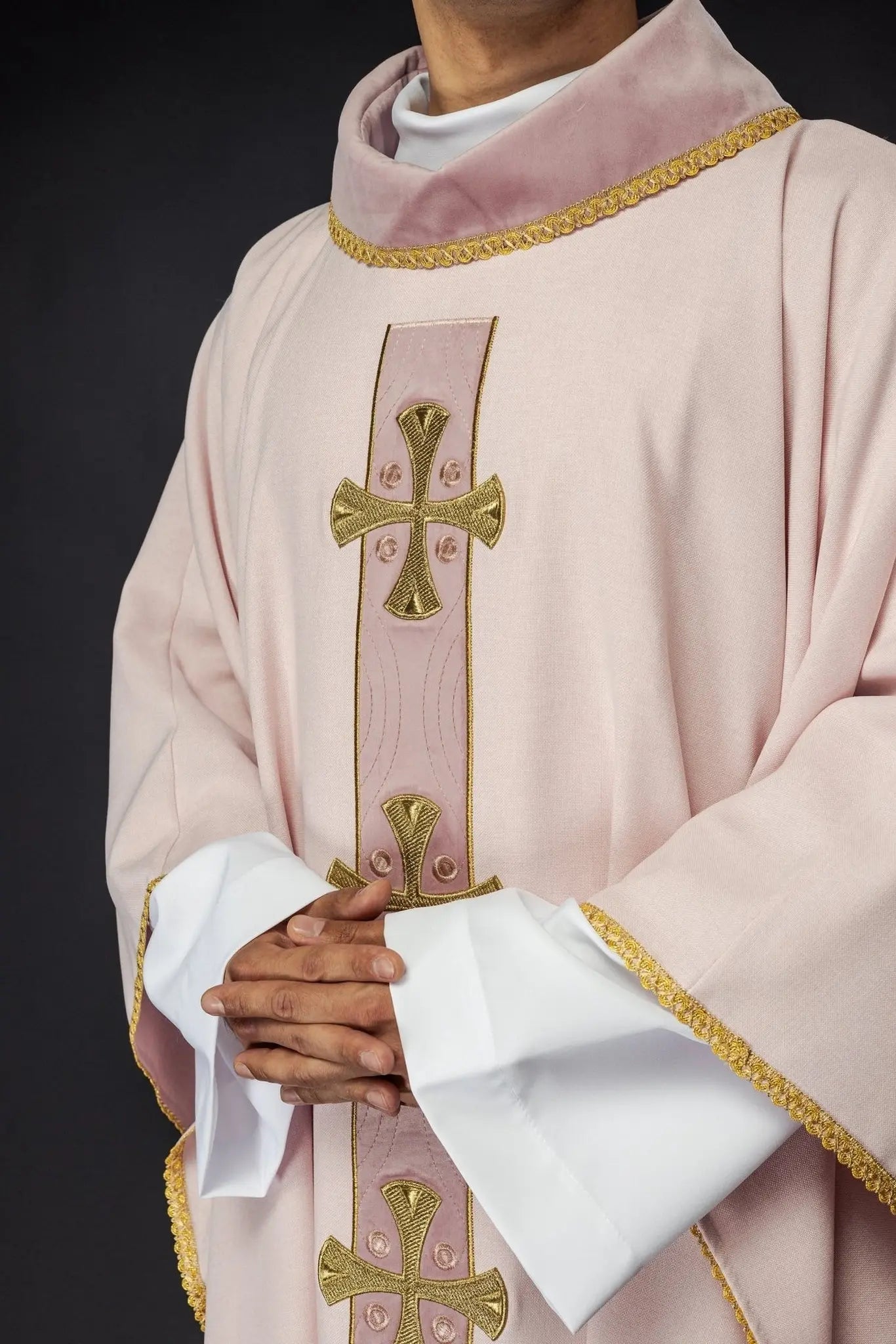 Chasuble in embroidered gold crosses and piping on collar in pink color