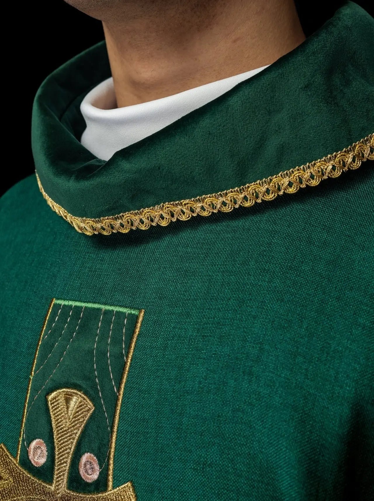 Casulla con cruces doradas bordadas y ribete verde en el cuello