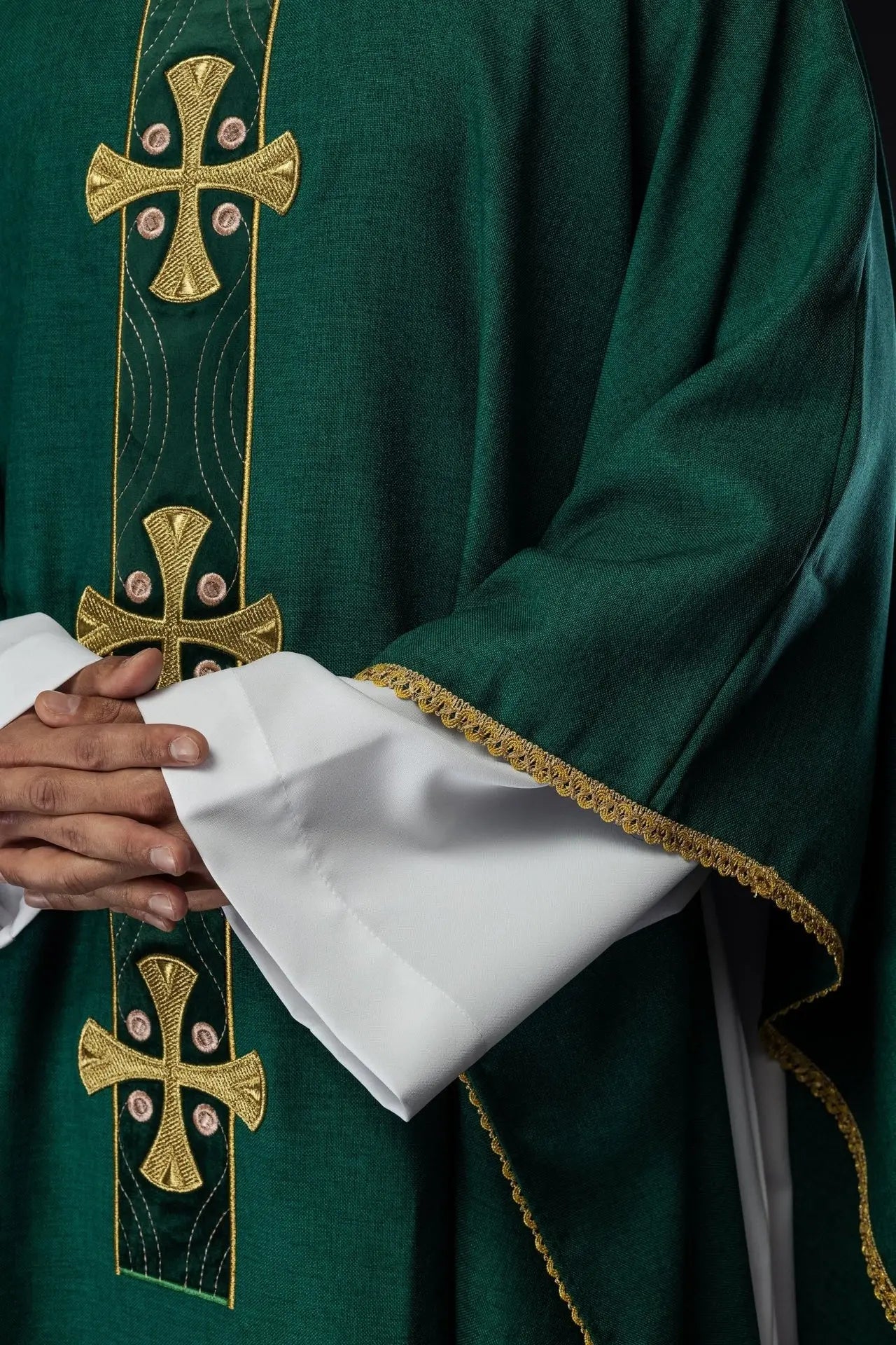 Casulla con cruces doradas bordadas y ribete verde en el cuello