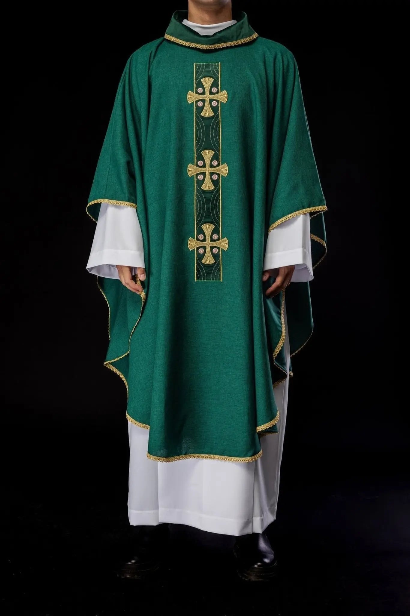 Casulla con cruces doradas bordadas y ribete verde en el cuello