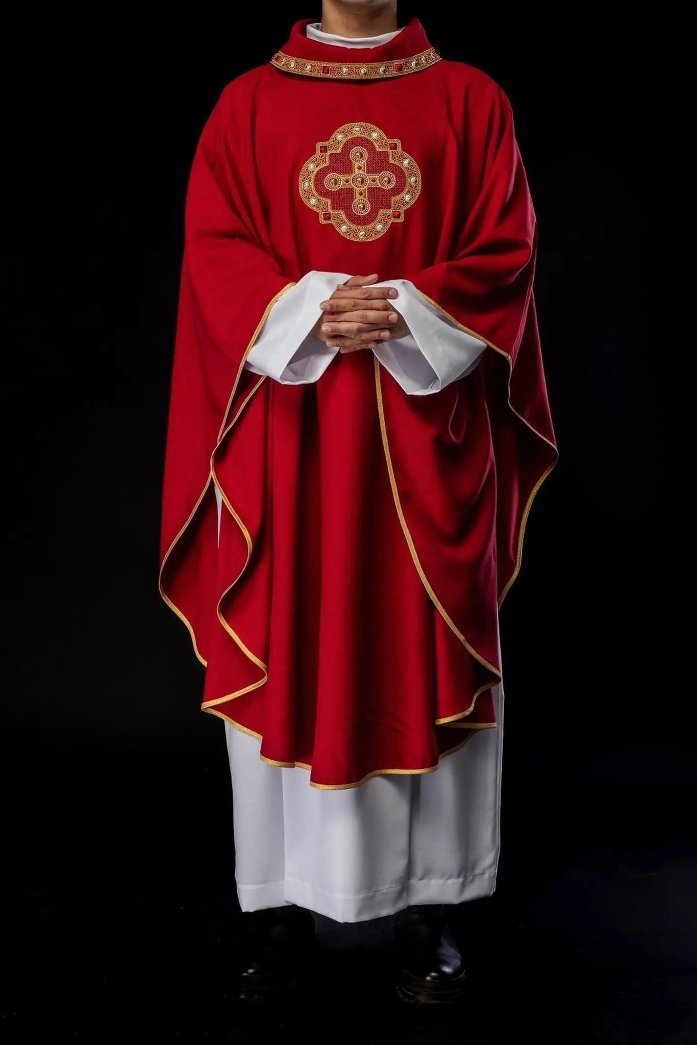 Chasuble in red with embroidered piping on the collar and around the embroidery of the cross