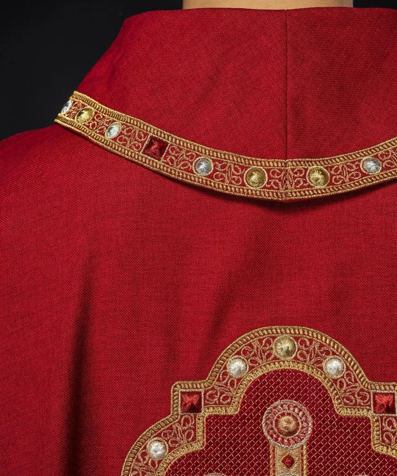 Chasuble in red with embroidered piping on the collar and around the embroidery of the cross