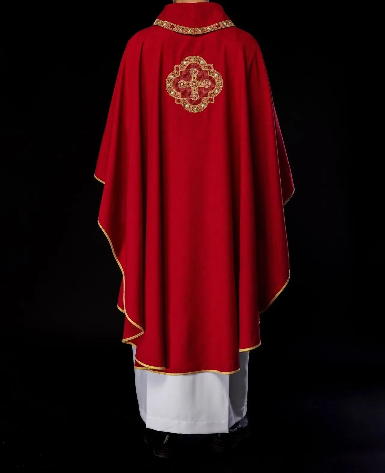 Chasuble in red with embroidered piping on the collar and around the embroidery of the cross