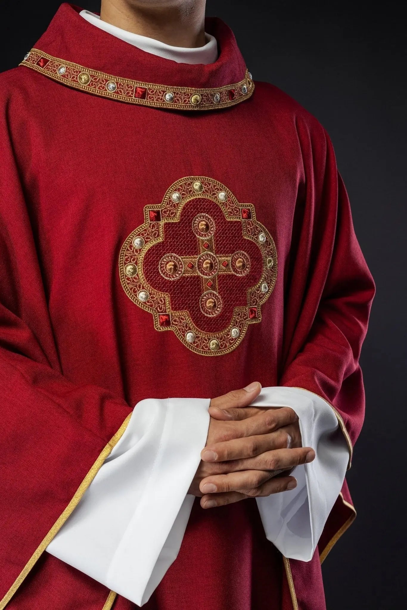 Chasuble in red with embroidered piping on the collar and around the embroidery of the cross