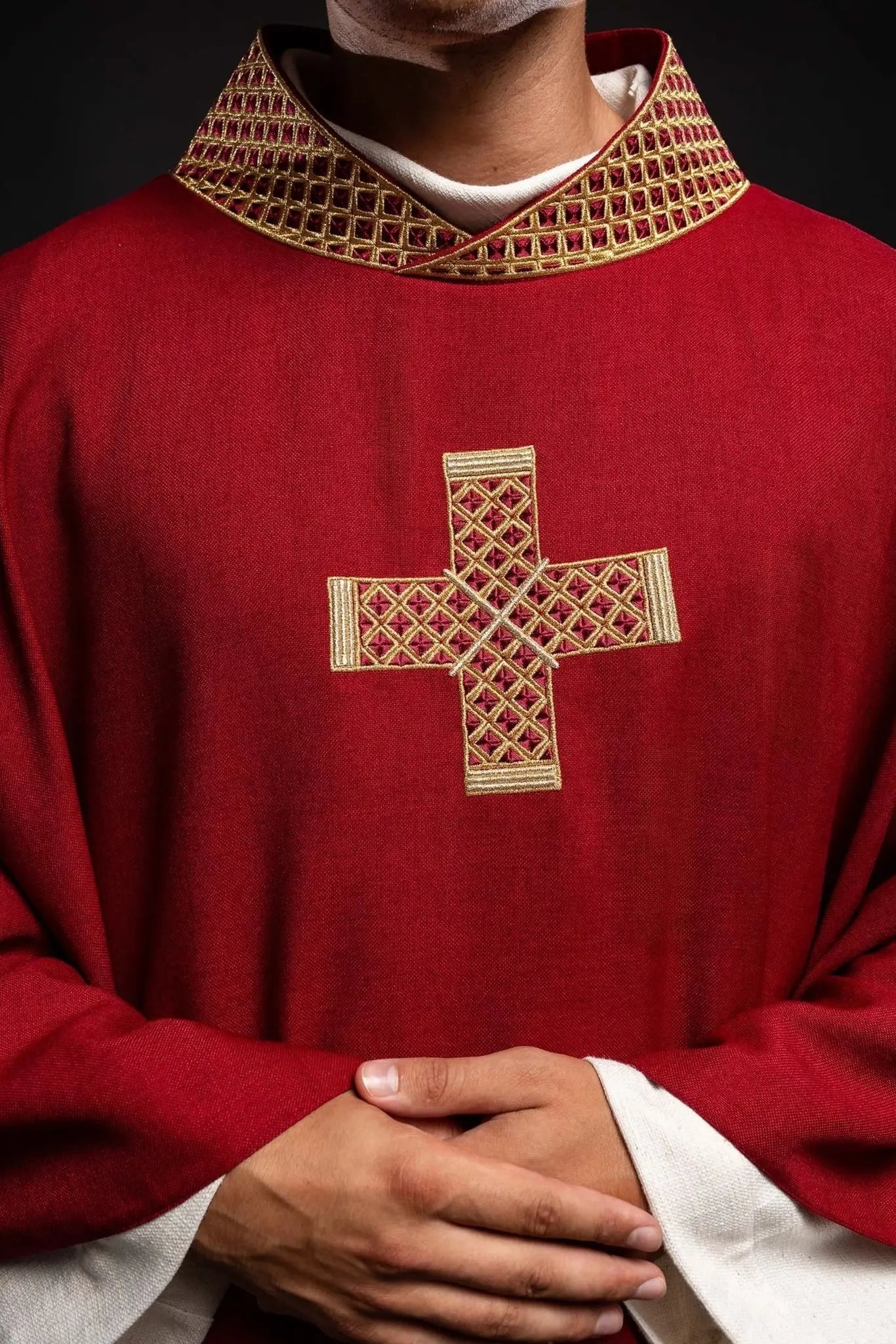 Casulla roja con cruces bordadas y cuello